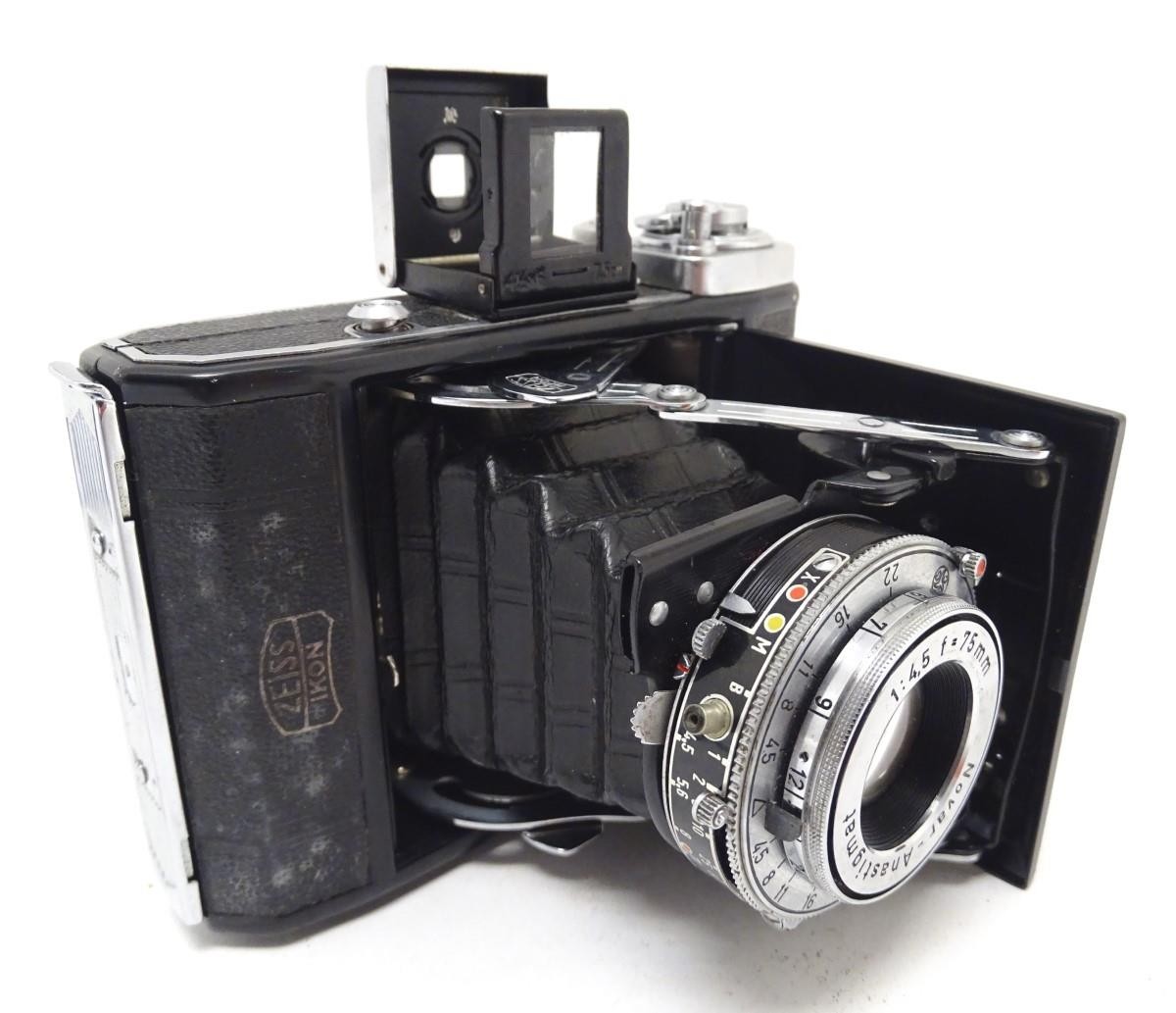 A mid 20thC Zeiss Ikonta 521, 6x4.5mm film camera, in leather case with original box. 5 1/4" wide