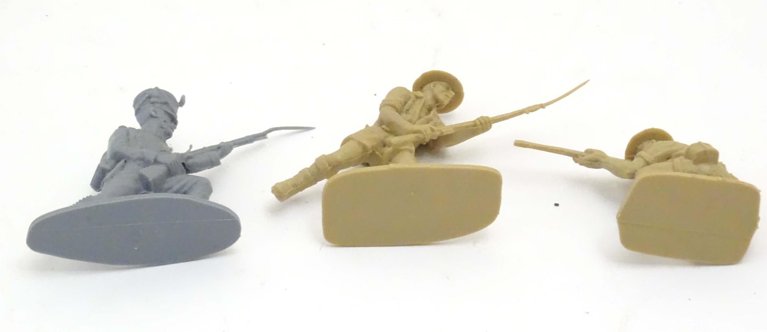 Toys: A quantity of assorted military figures to include Airfix plastic foot soldiers / infantry - Image 37 of 38