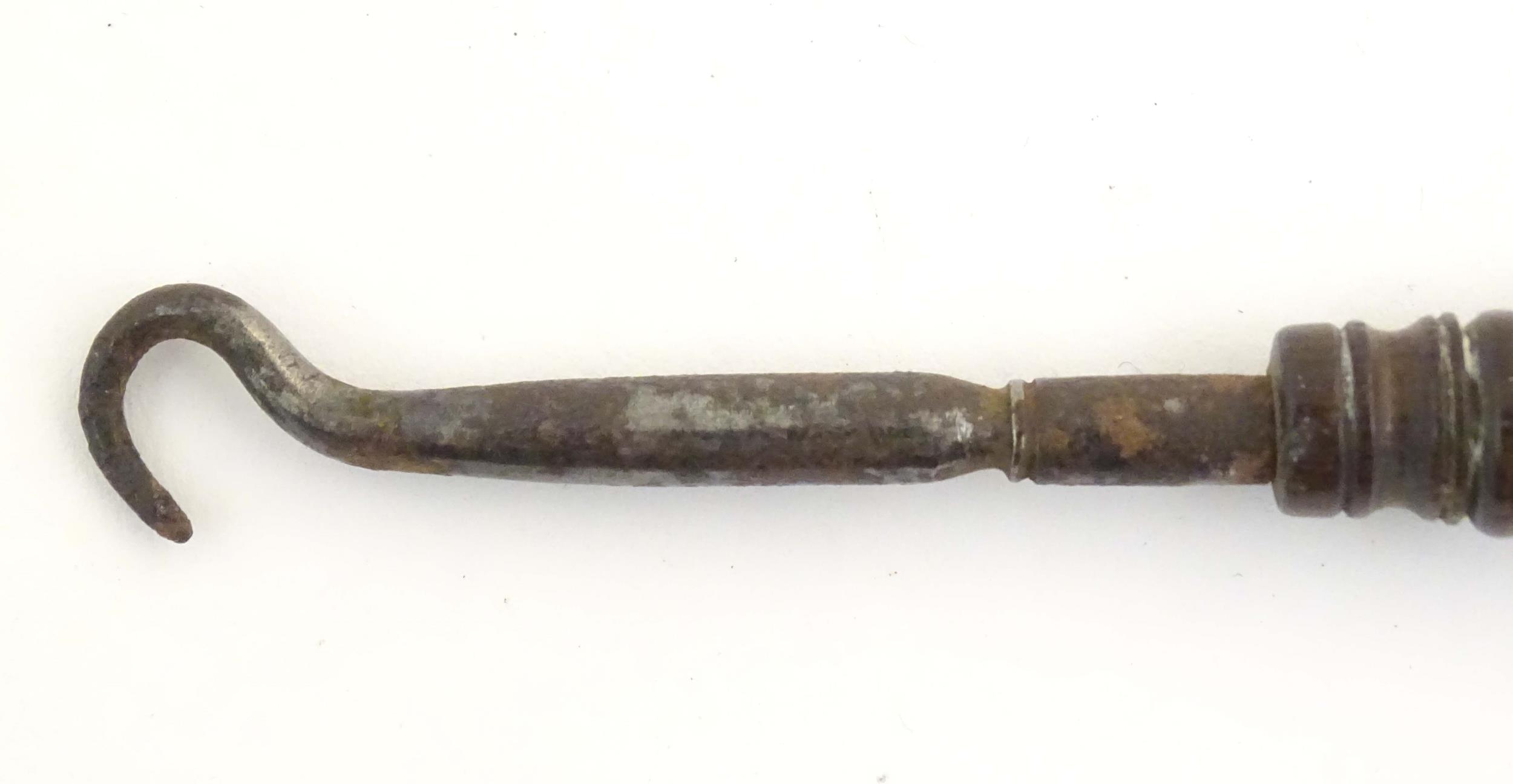 A Victorian button hook with a turned wooden handle. Approx. 4 1/2" long Please Note - we do not - Bild 2 aus 6