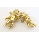 An 18ct gold pendant / charm formed as two cherubs / angels. Approx. 1" long Please Note - we do not