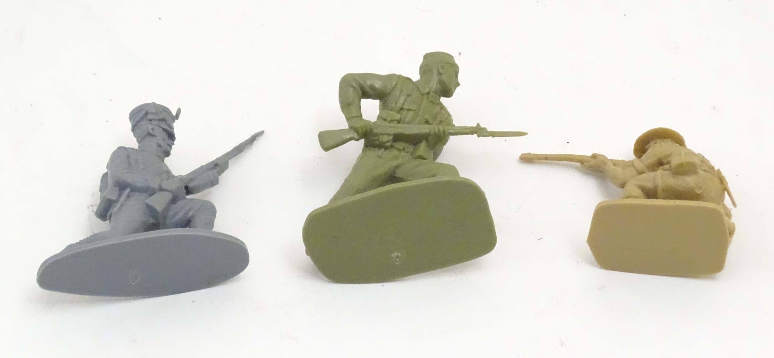 Toys: A quantity of assorted military figures to include Airfix plastic foot soldiers / infantry - Image 38 of 38