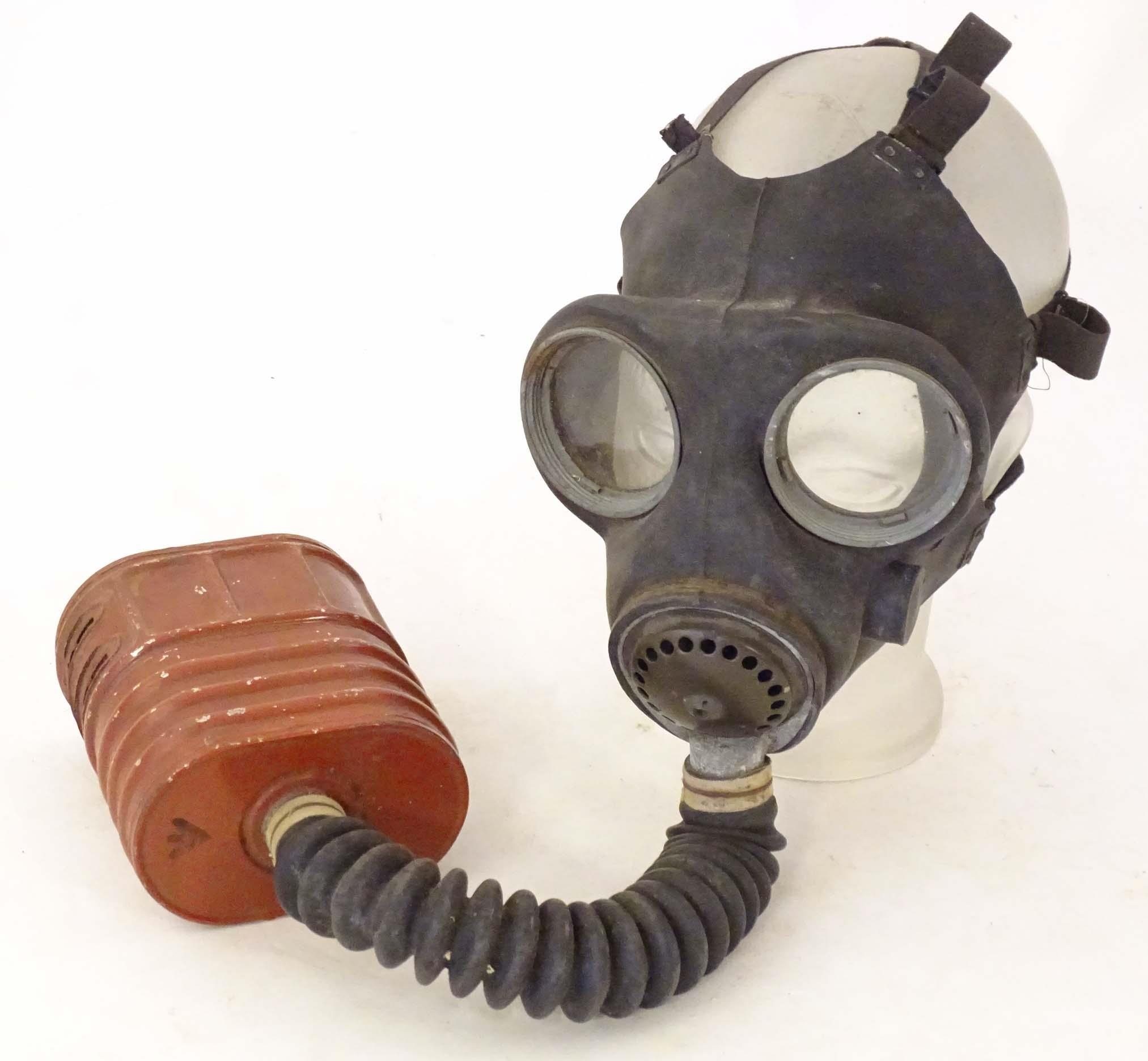 Militaria, WW2 / WWII / World War 2 / Second World War : a No. 4A gas mask respirator, the container