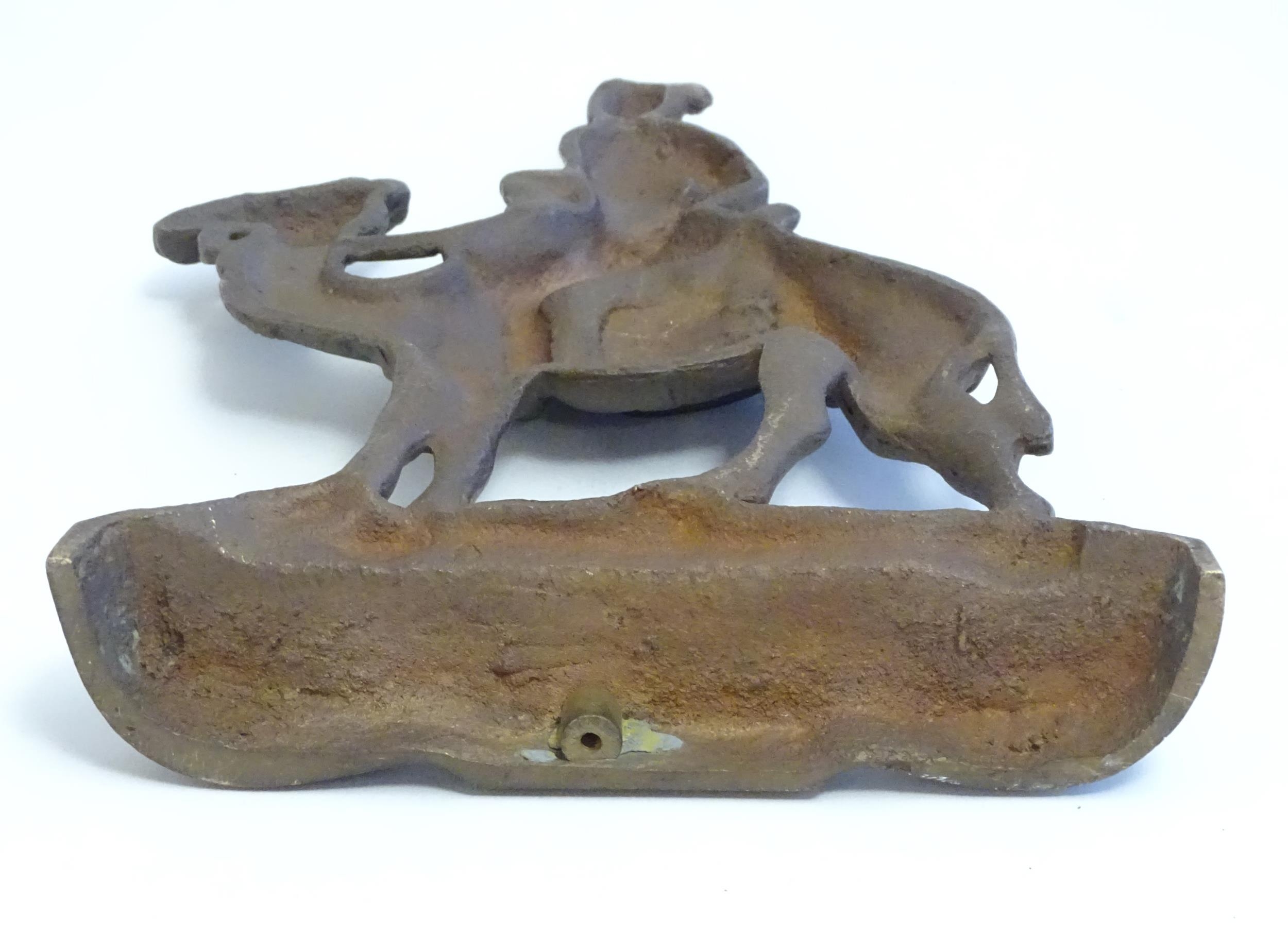 A 20thC cast door stop / door porter modelled as a man riding a camel. Approx. 11 1/4" high Please - Bild 2 aus 5