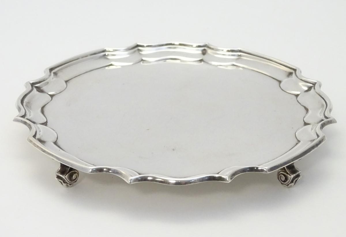 A silver visiting card tray / small salver hallmarked Sheffield 1986 maker SC. Approx. 6" wide - Image 4 of 6