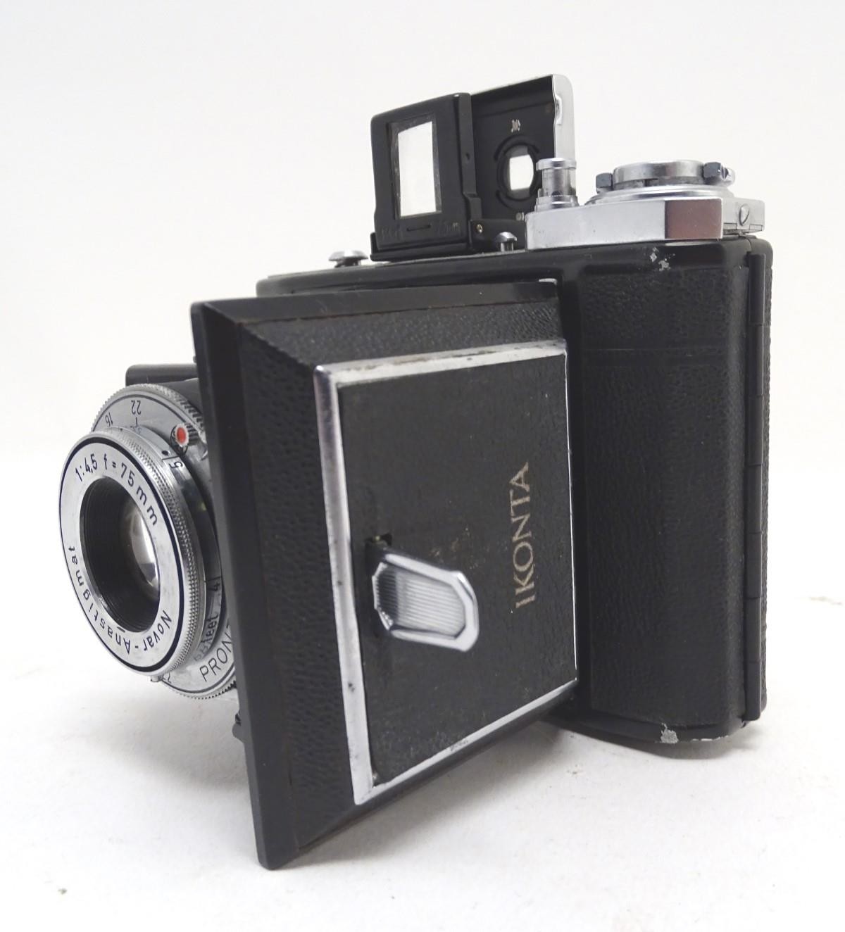 A mid 20thC Zeiss Ikonta 521, 6x4.5mm film camera, in leather case with original box. 5 1/4" wide - Image 8 of 10