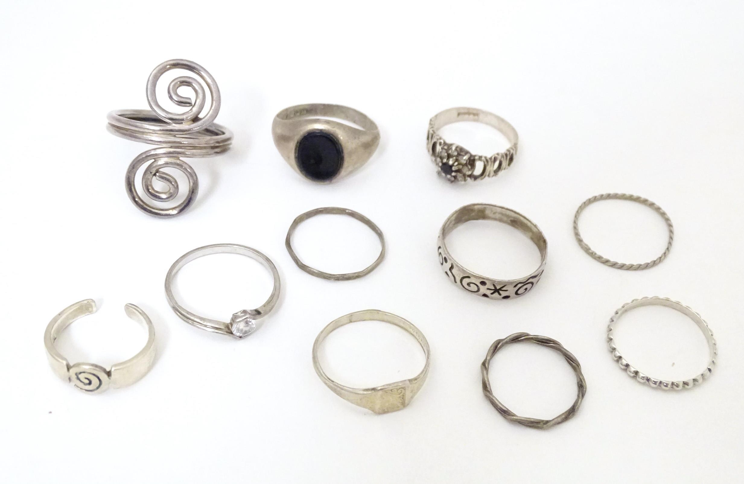 Assorted silver and white metal jewellery to include various rings, earrings, pendants, etc. - Bild 14 aus 17