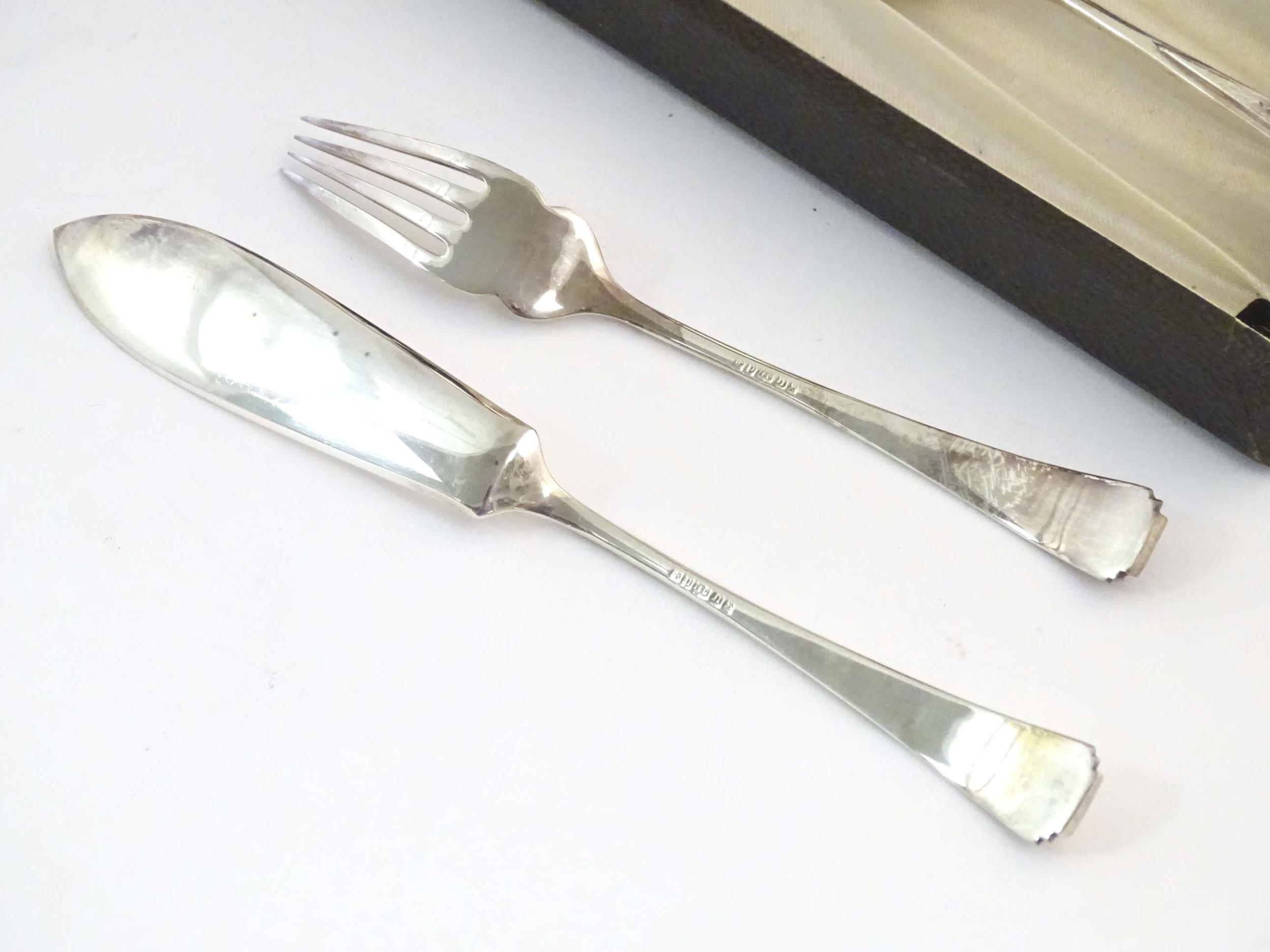 A cased silver plate six place set of fish eaters and servers with Art Deco style decoration. Please - Image 6 of 6