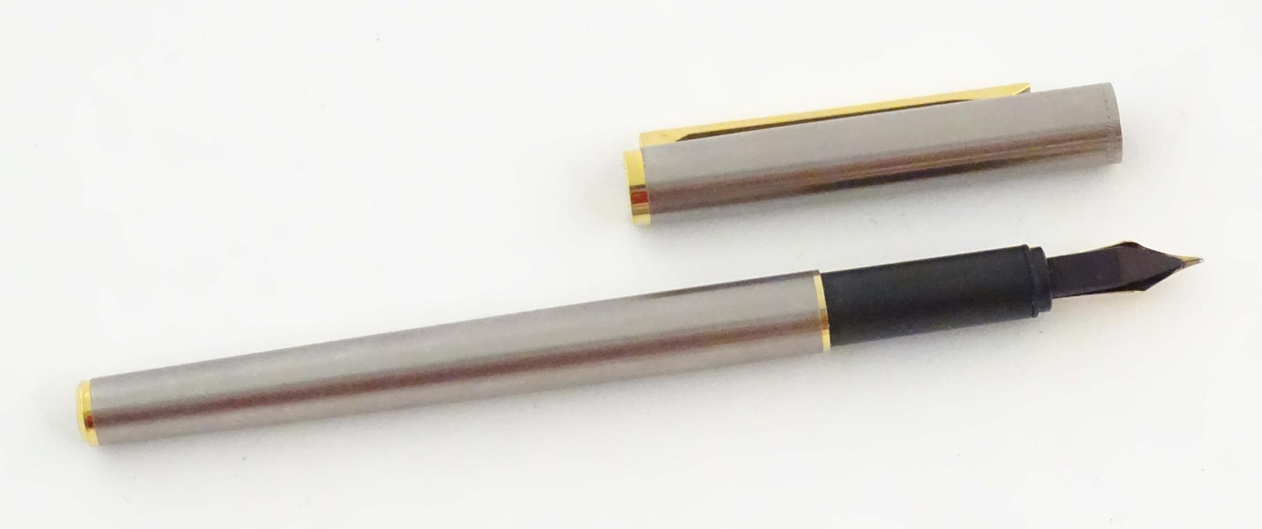 A Dunhill fountain pen, with rolled finish, gilt mounts and 14K gold nib. Approx. 5 1/2" long Please - Image 7 of 9