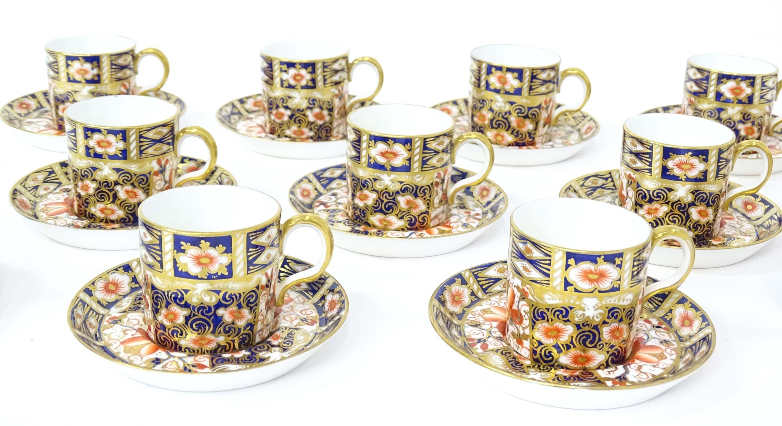 A quantity of Royal Crown Derby coffee cups, saucers, and a sugar bowl decorated in the Imari - Bild 6 aus 10