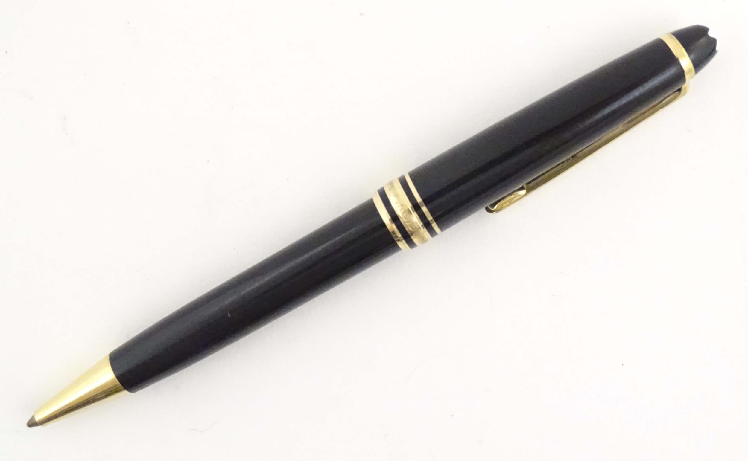 A cased Montblanc 'Meisterstuck' ballpoint pen, in black finish and decorated with gilt banding. - Image 6 of 12