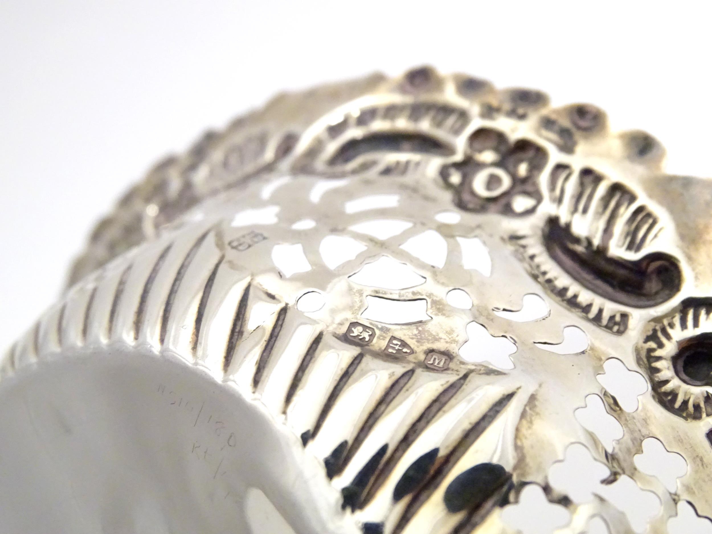 A Victorian silver bon bon dish of circular form with embossed and pierced decoration, hallmarked - Image 2 of 6