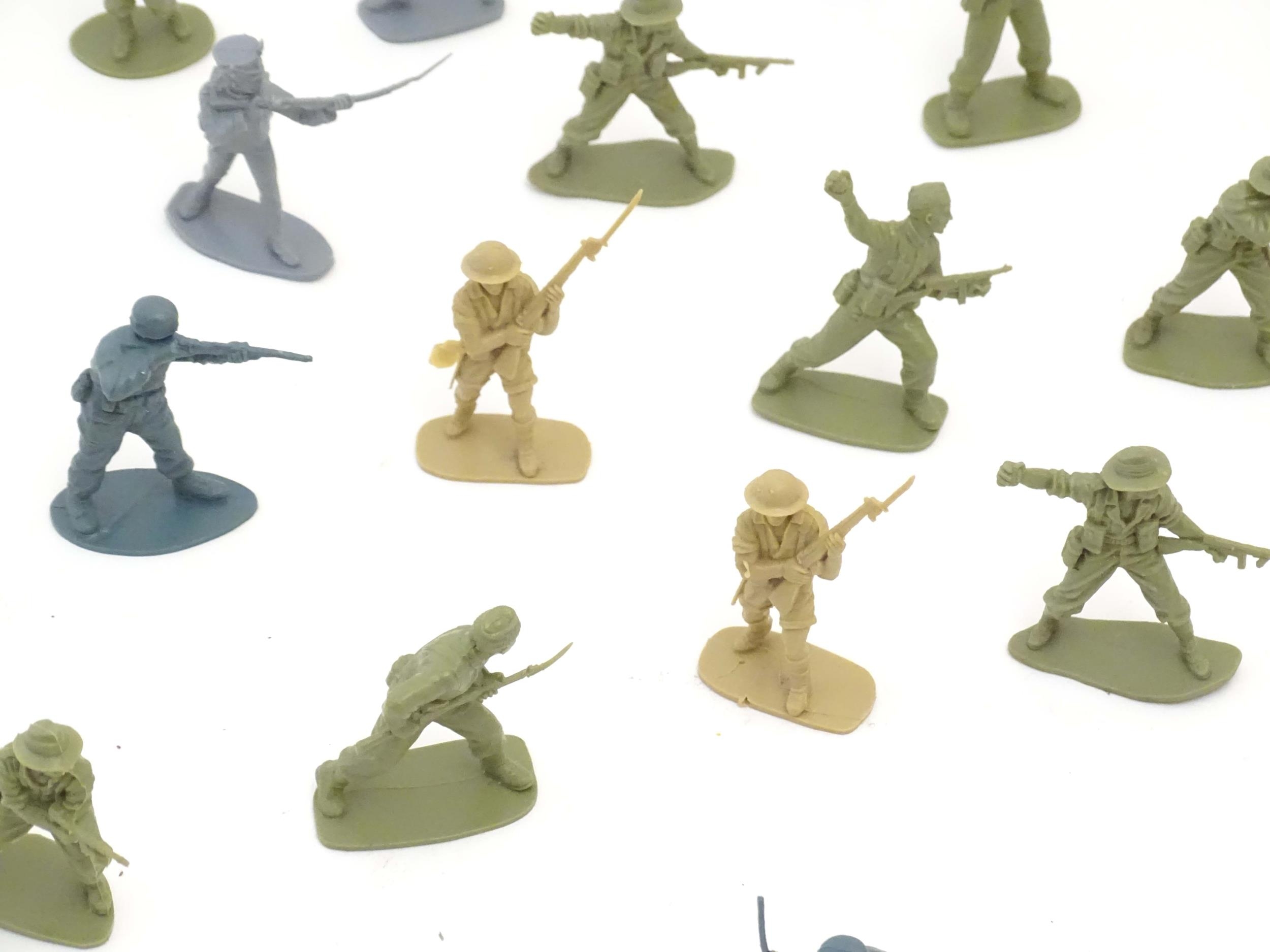 Toys: A quantity of assorted military figures to include Airfix plastic foot soldiers / infantry - Image 17 of 38