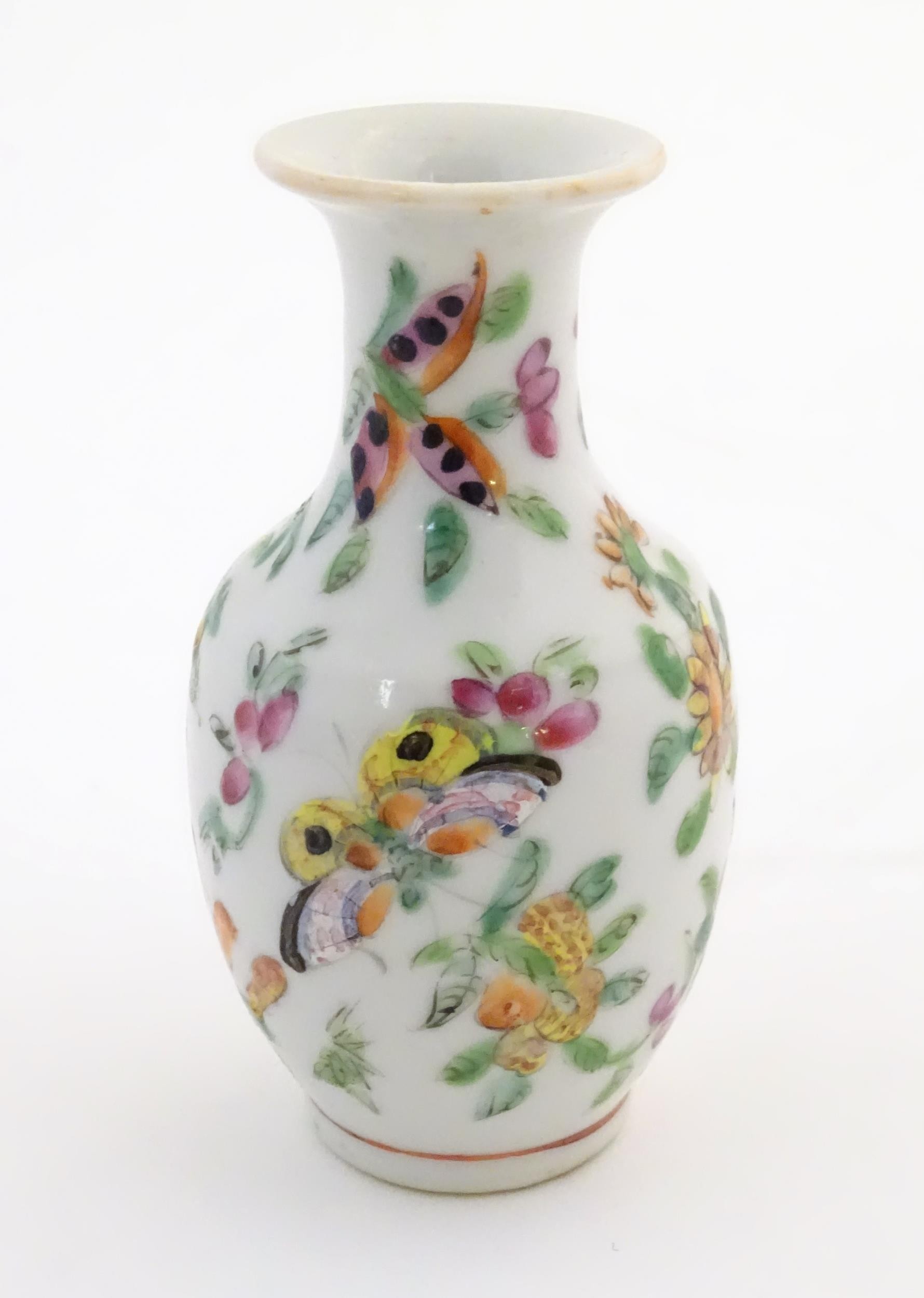A small Chinese famille rose baluster vase decorated with butterflies amongst flowers and foliage. - Bild 4 aus 7