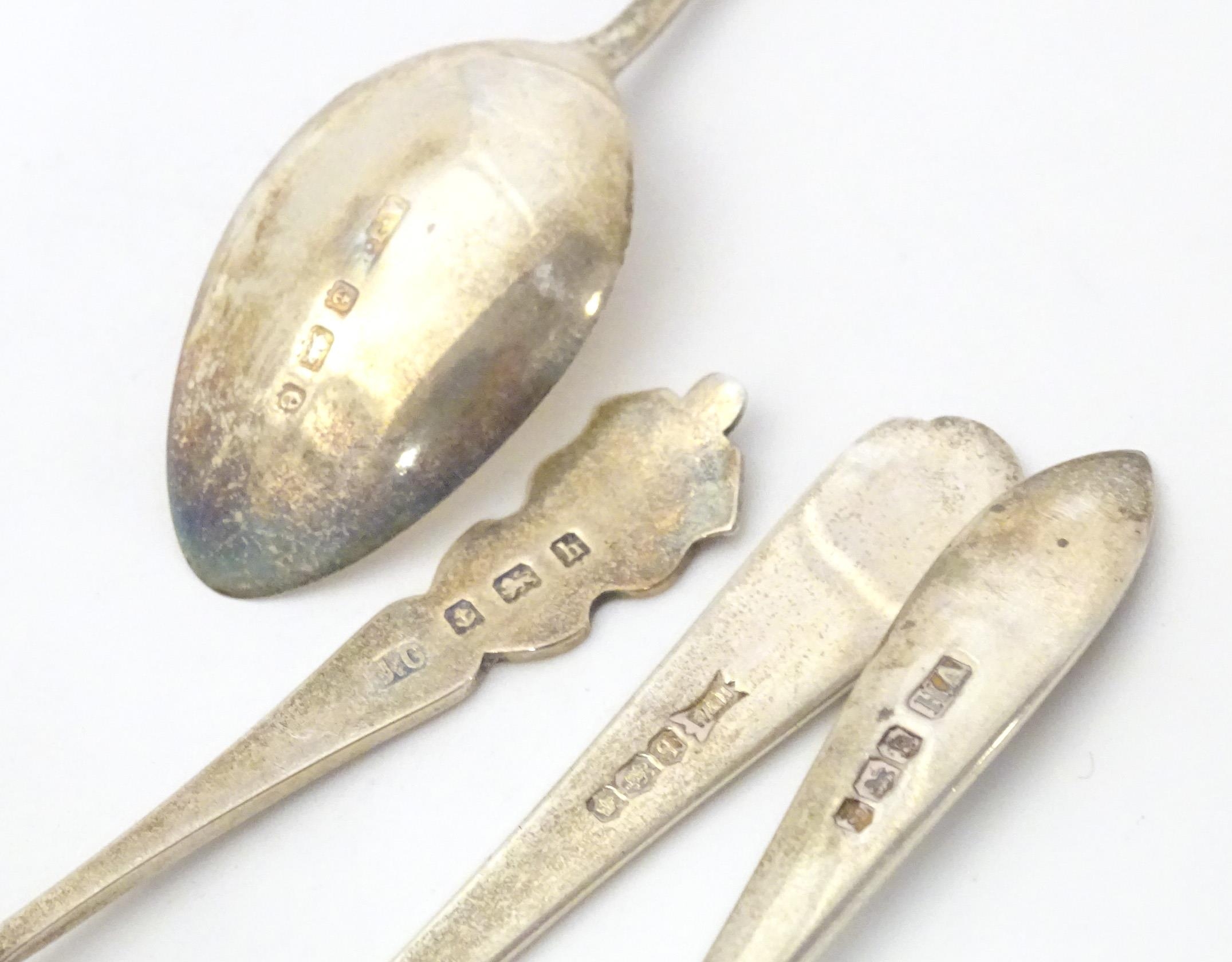 Four assorted silver teaspoons, together with a silver handled fork. Largest approx. 6 1/2" long (5) - Image 6 of 6