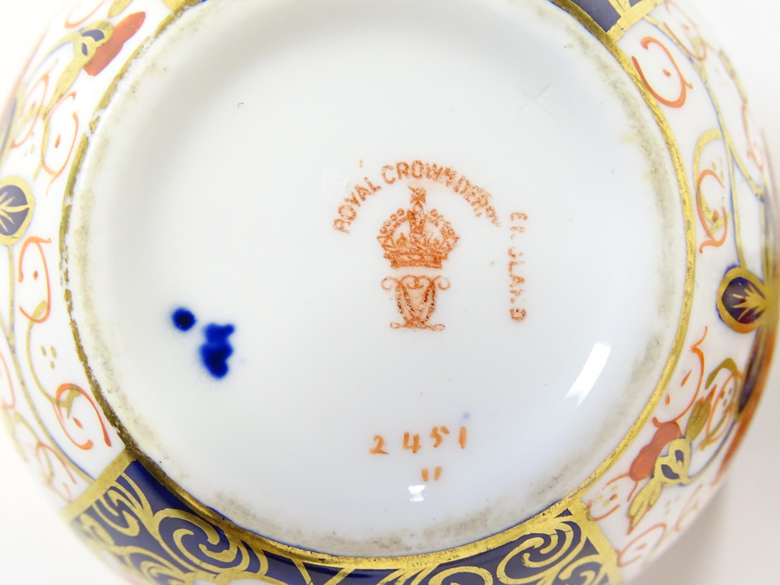 A quantity of Royal Crown Derby coffee cups, saucers, and a sugar bowl decorated in the Imari - Bild 9 aus 10