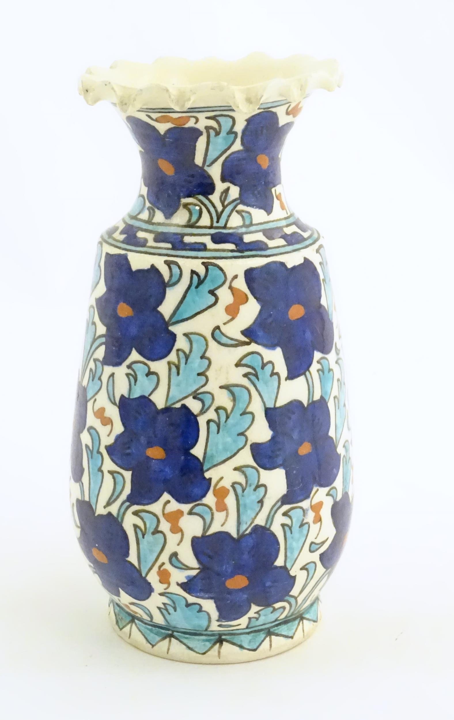 An Iznik style vase with blue, white and red floral and foliate detail. Approx. 7 3/4" high Please - Bild 5 aus 7