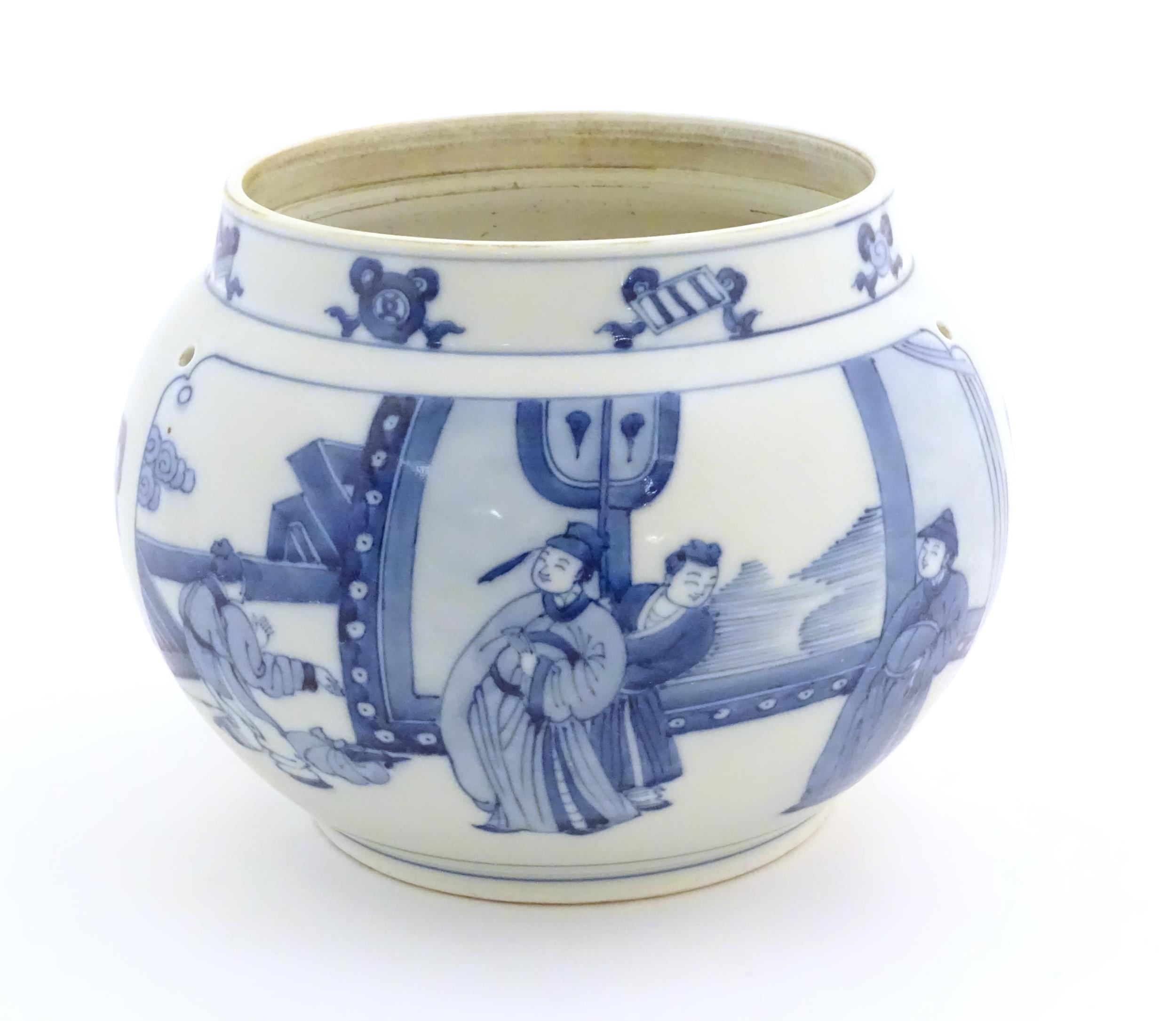 A Chinese blue and white planter with four drilled hanging holes, decorated with panelled decoration - Bild 5 aus 6