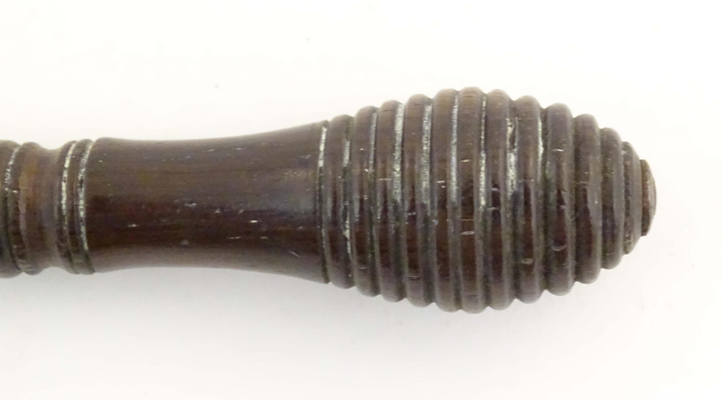 A Victorian button hook with a turned wooden handle. Approx. 4 1/2" long Please Note - we do not - Bild 6 aus 6