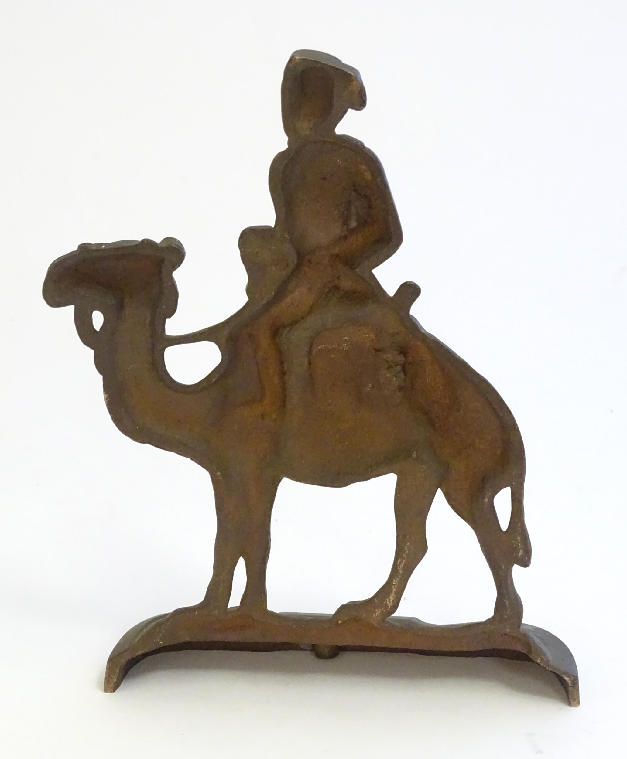 A 20thC cast door stop / door porter modelled as a man riding a camel. Approx. 11 1/4" high Please - Bild 5 aus 5