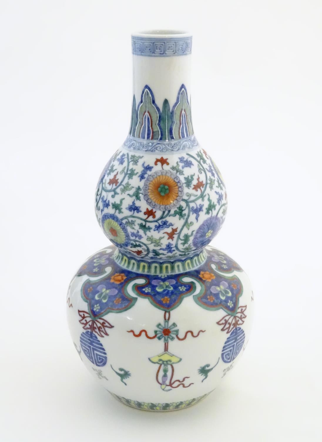 A Chinese double gourd vase with doucai style decoration with scrolling floral and foliate detail. - Bild 3 aus 8