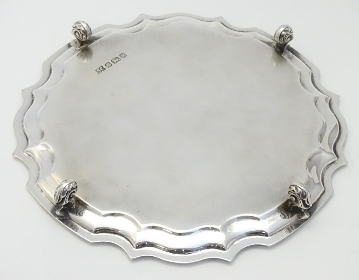 A silver visiting card tray / small salver hallmarked Sheffield 1986 maker SC. Approx. 6" wide - Image 2 of 6