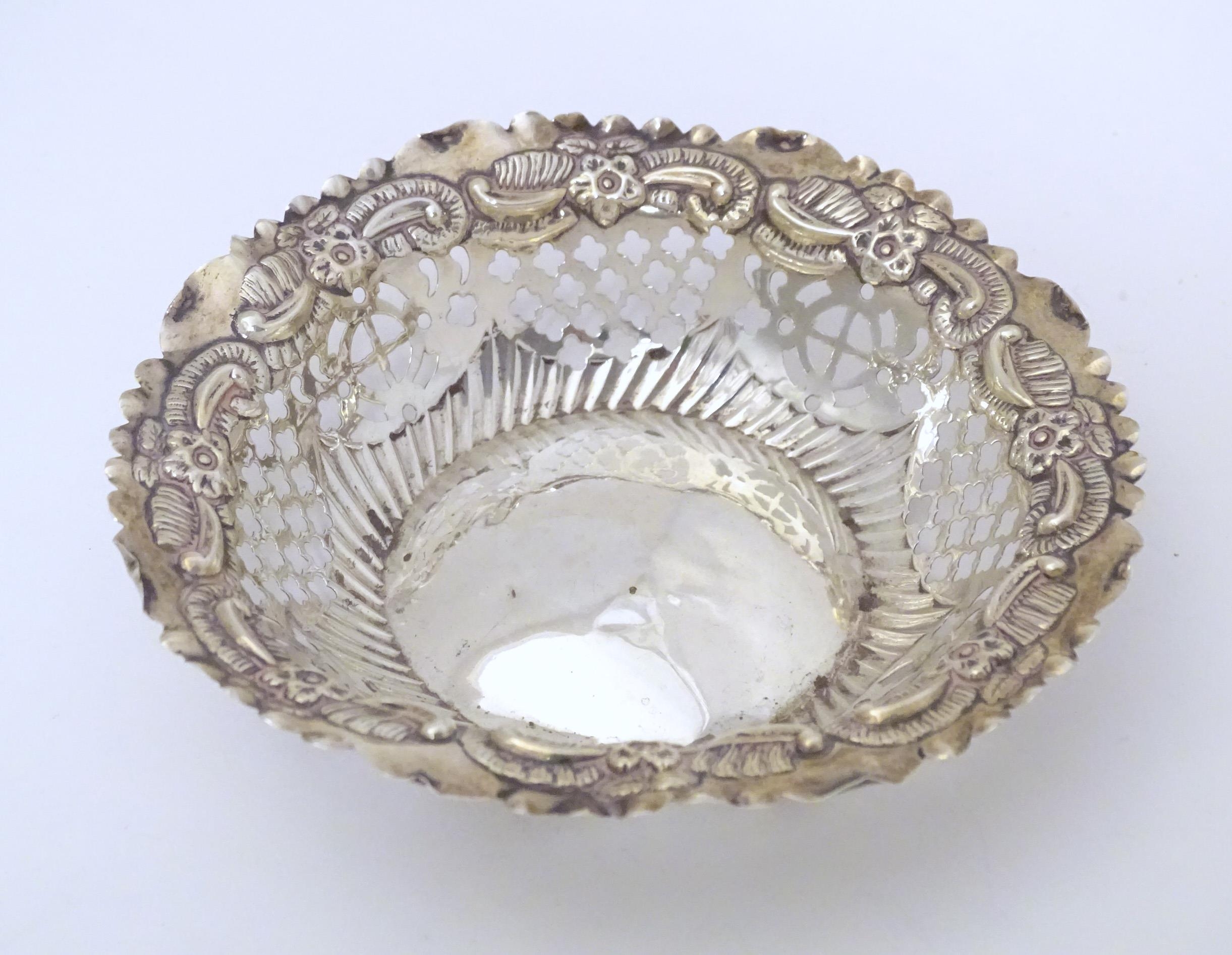 A Victorian silver bon bon dish of circular form with embossed and pierced decoration, hallmarked - Image 4 of 6