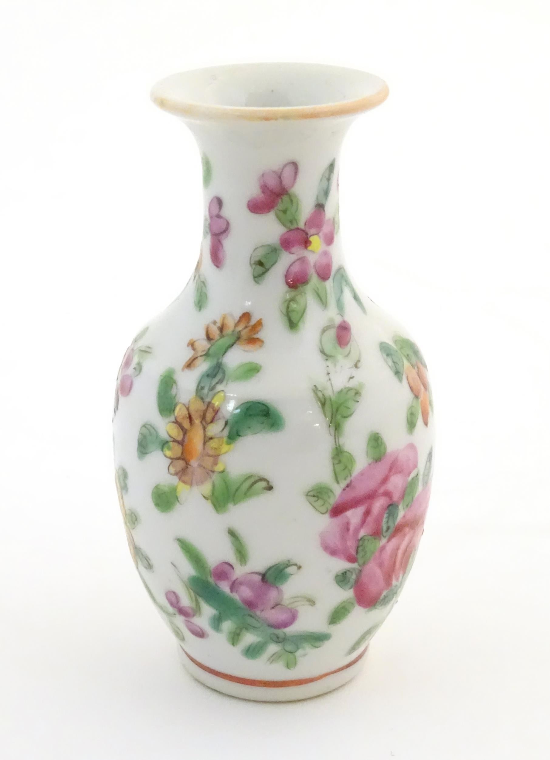 A small Chinese famille rose baluster vase decorated with butterflies amongst flowers and foliage. - Bild 3 aus 7