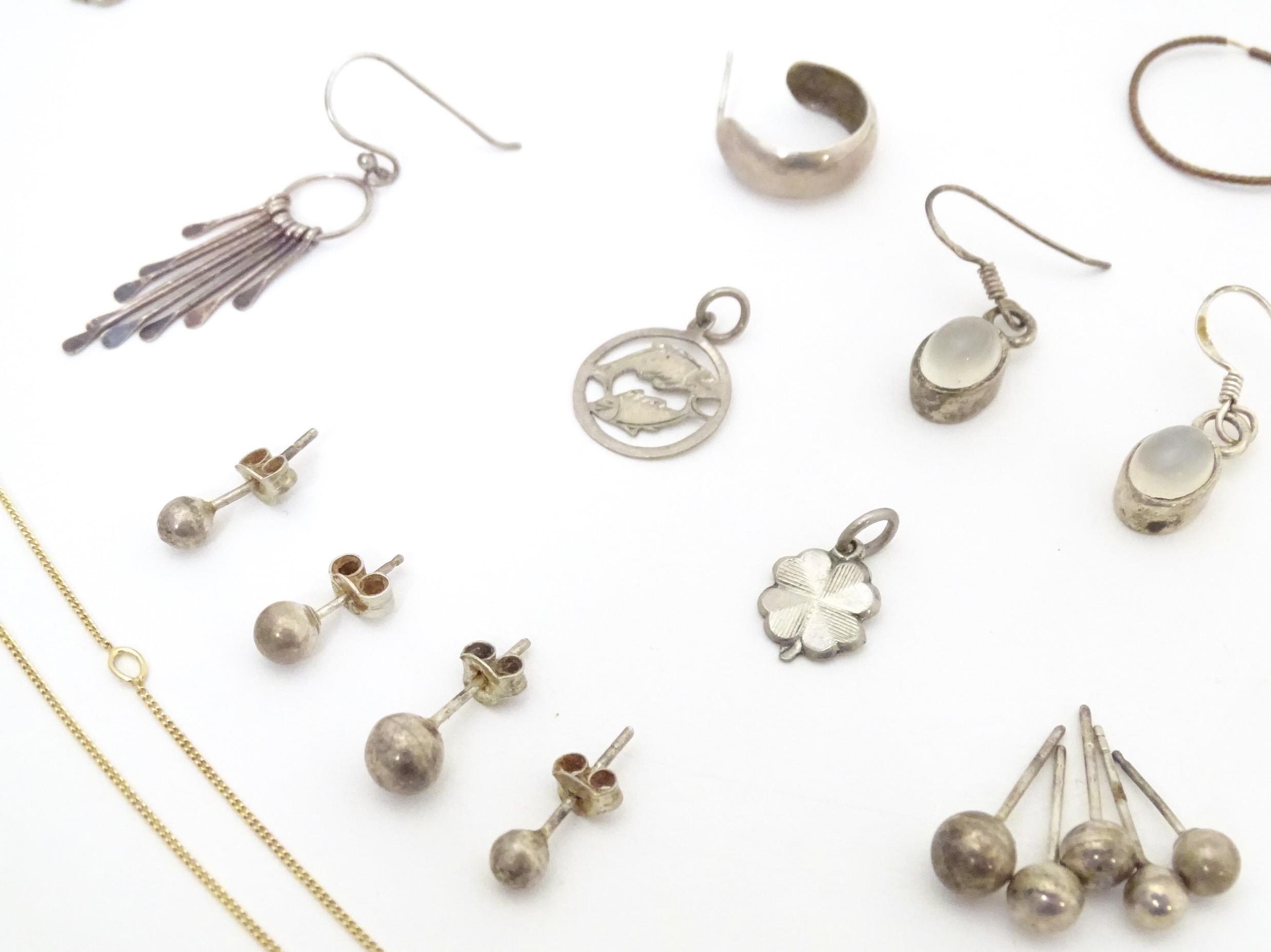 Assorted silver and white metal jewellery to include various rings, earrings, pendants, etc. - Bild 4 aus 17