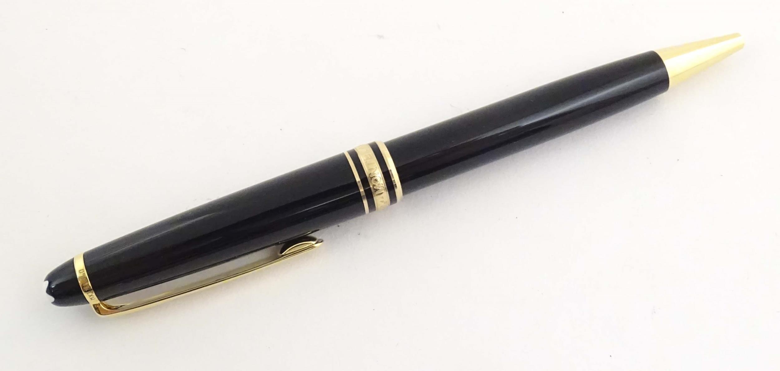 A cased Montblanc 'Meisterstuck' ballpoint pen, in black finish and decorated with gilt banding. - Image 3 of 13