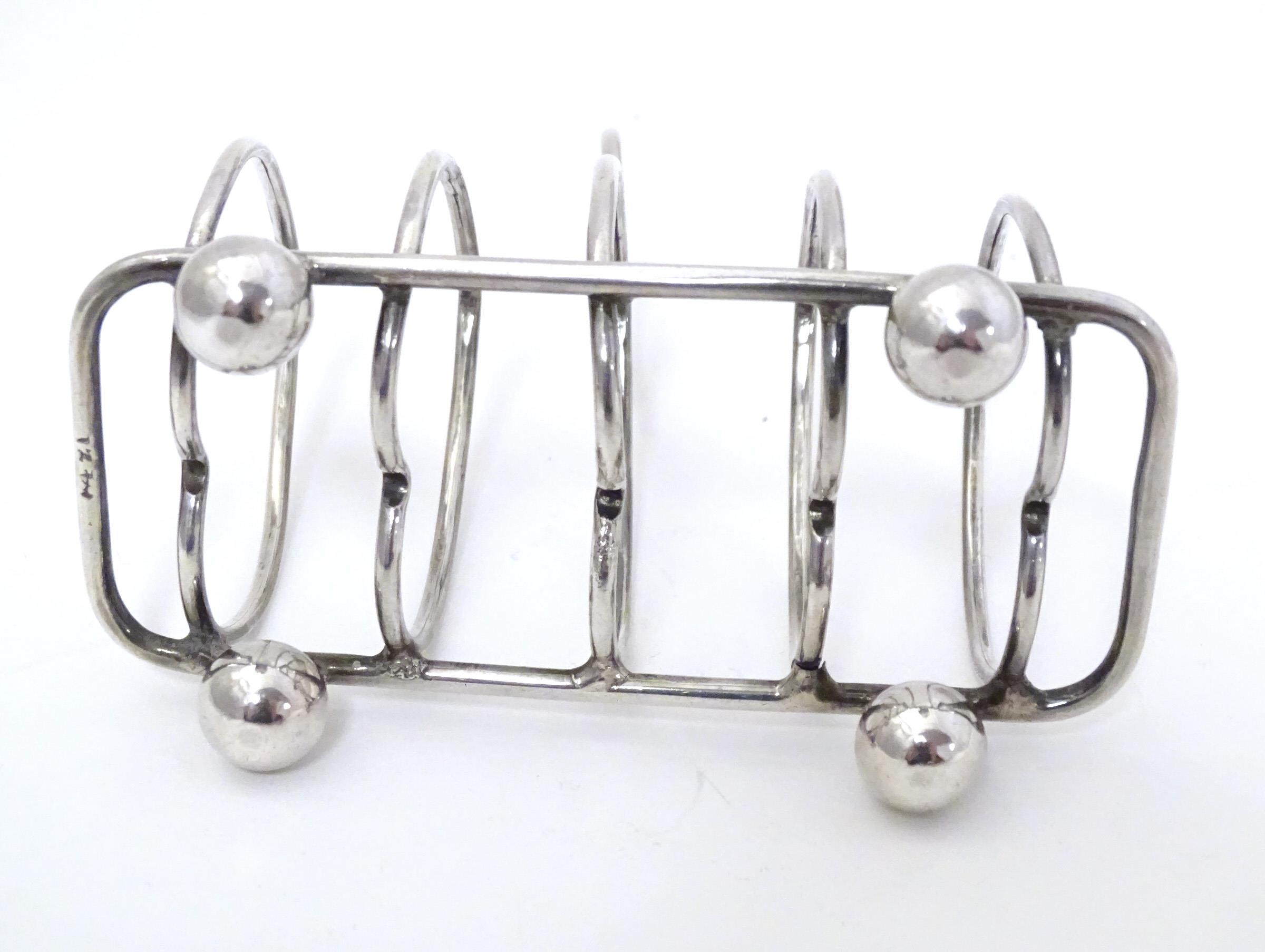 A silver five bar toast rack of heart form, hallmarked Sheffield 1911, maker Walker & Hall. - Image 6 of 6