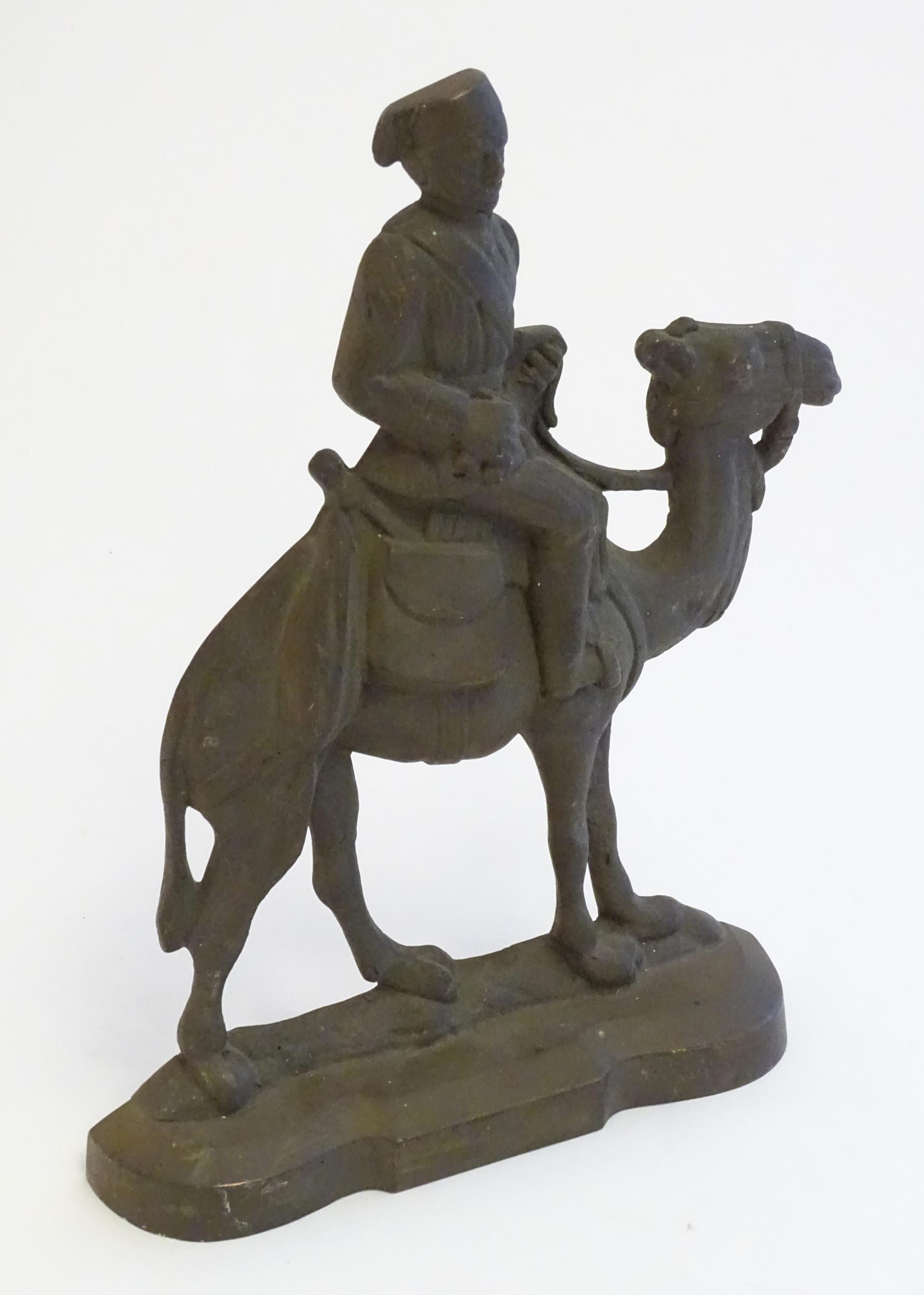 A 20thC cast door stop / door porter modelled as a man riding a camel. Approx. 11 1/4" high Please - Bild 4 aus 5