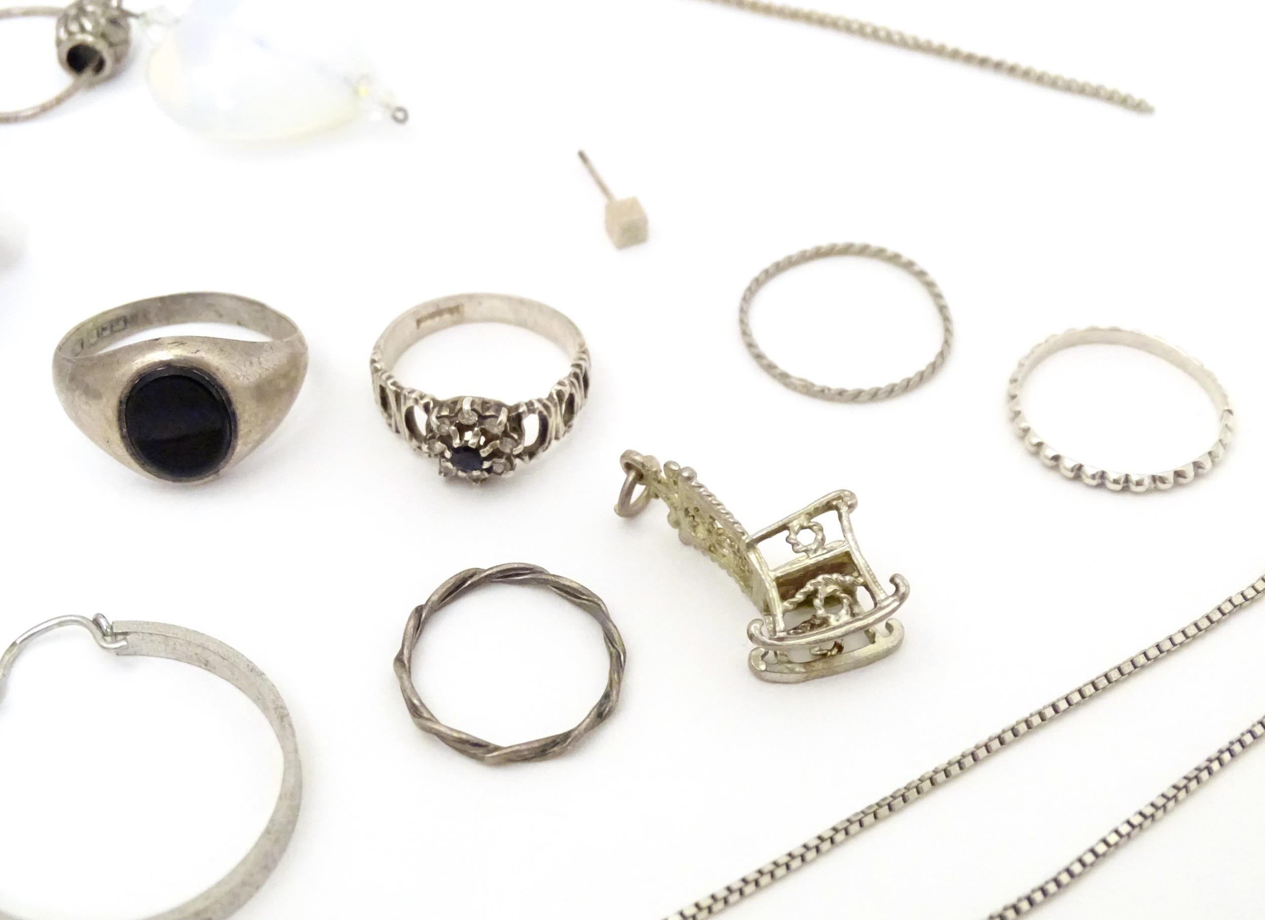 Assorted silver and white metal jewellery to include various rings, earrings, pendants, etc. - Bild 11 aus 17