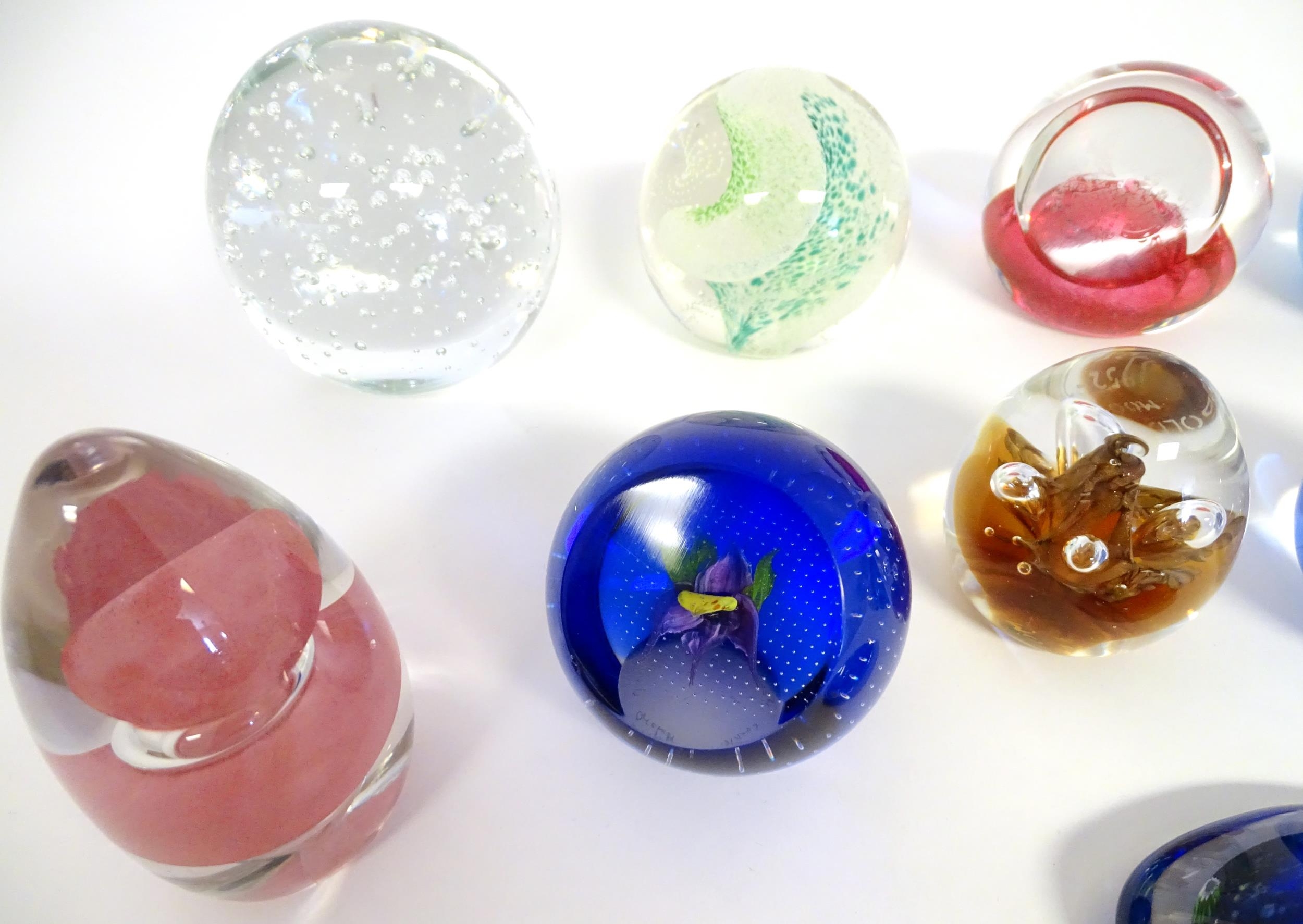 Assorted glass paperweights to include examples by Wedgwood, Caithness, M Andrews etc (12) Please - Image 5 of 11