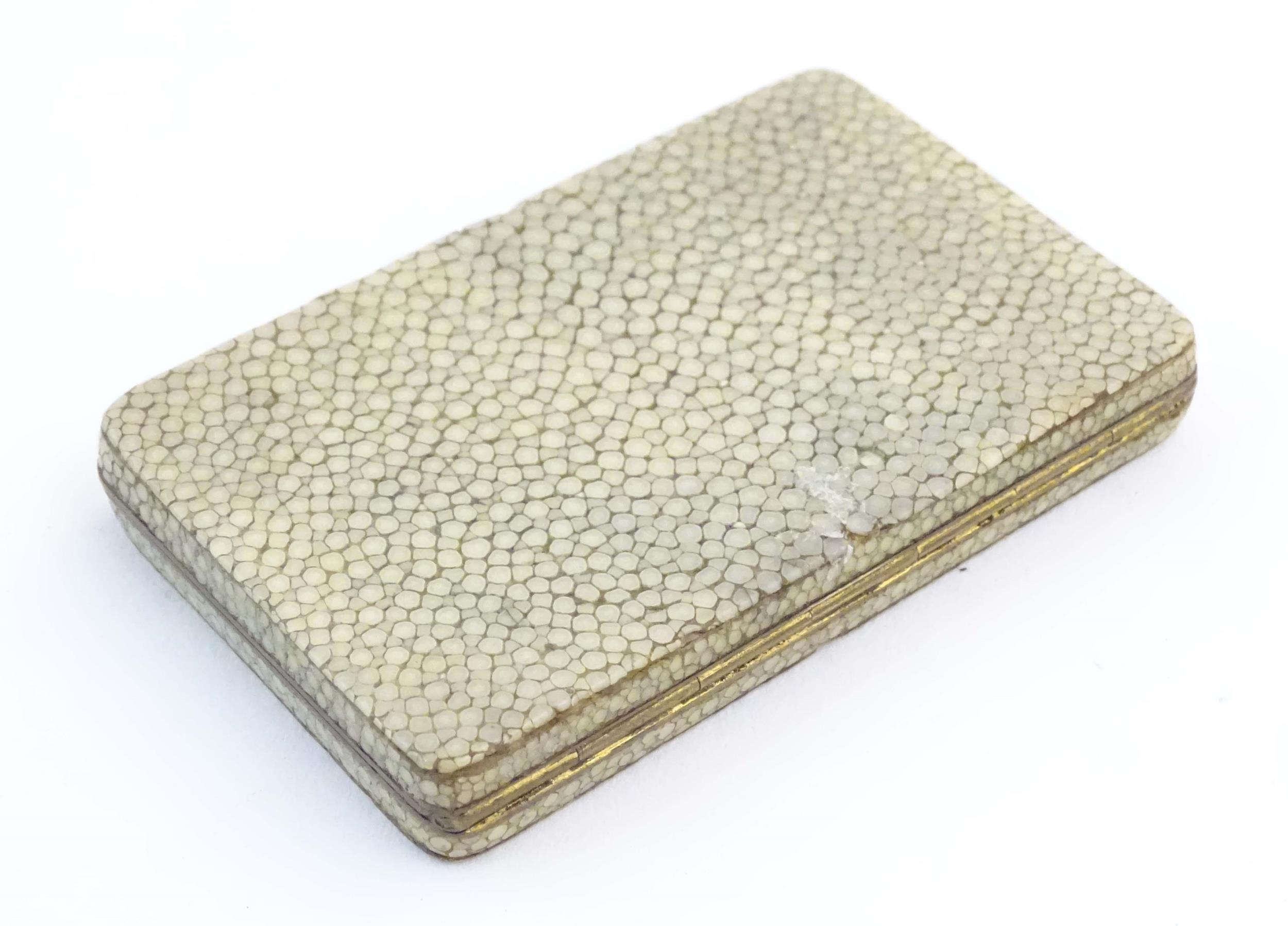 An early 20thC shagreen cheroot case with gilt interior. Approx. 1/2" x 3 1/4" x 2" Please Note - we - Image 3 of 9