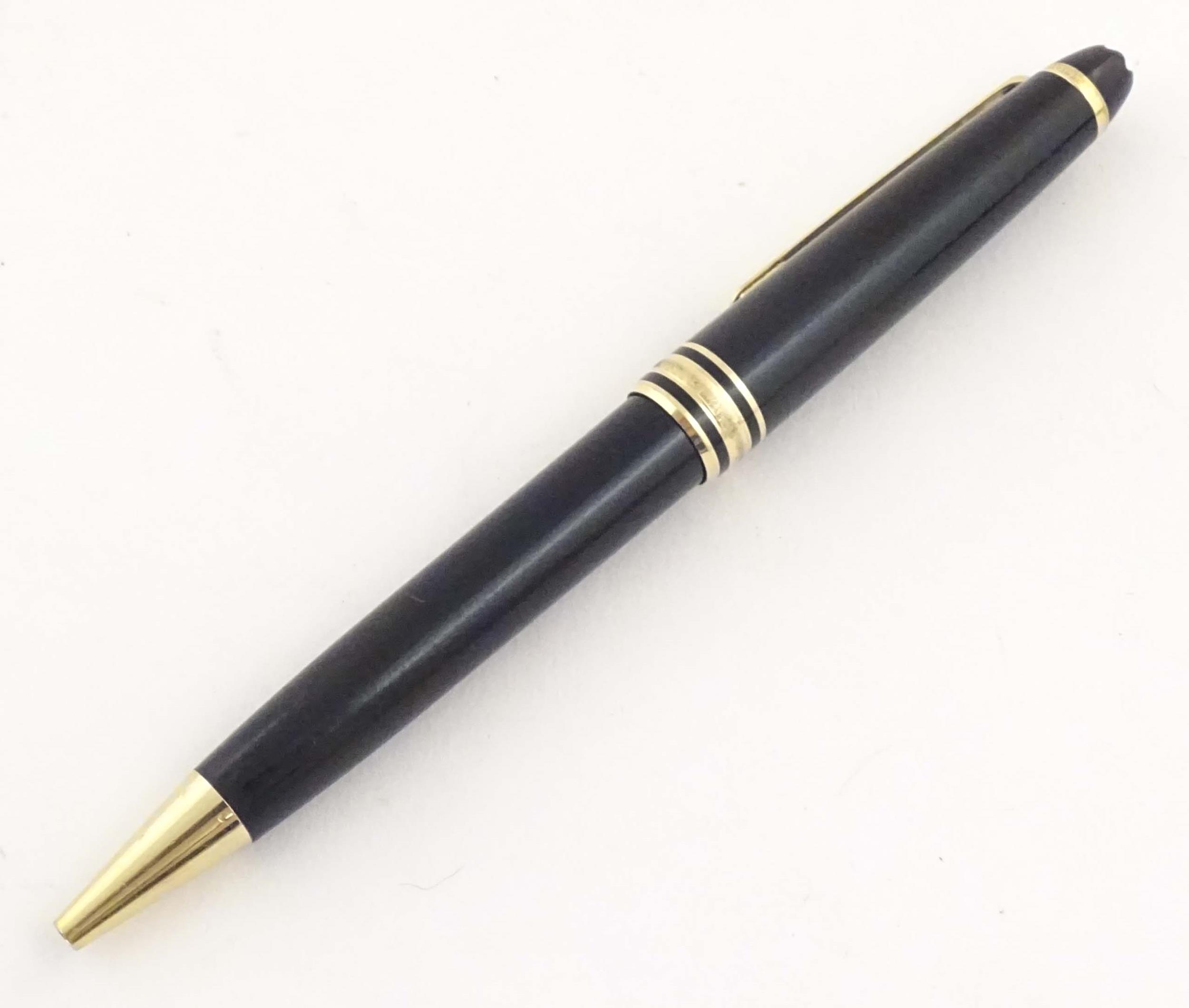 A cased Montblanc 'Meisterstuck' ballpoint pen, in black finish and decorated with gilt banding. - Image 5 of 12