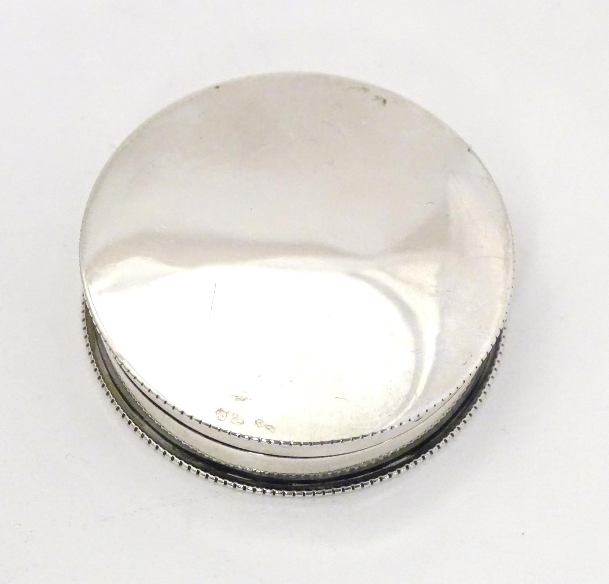 A Victorian silver pill box of circular form with gilded interior, hallmarked Birmingham 1897, maker - Image 4 of 6