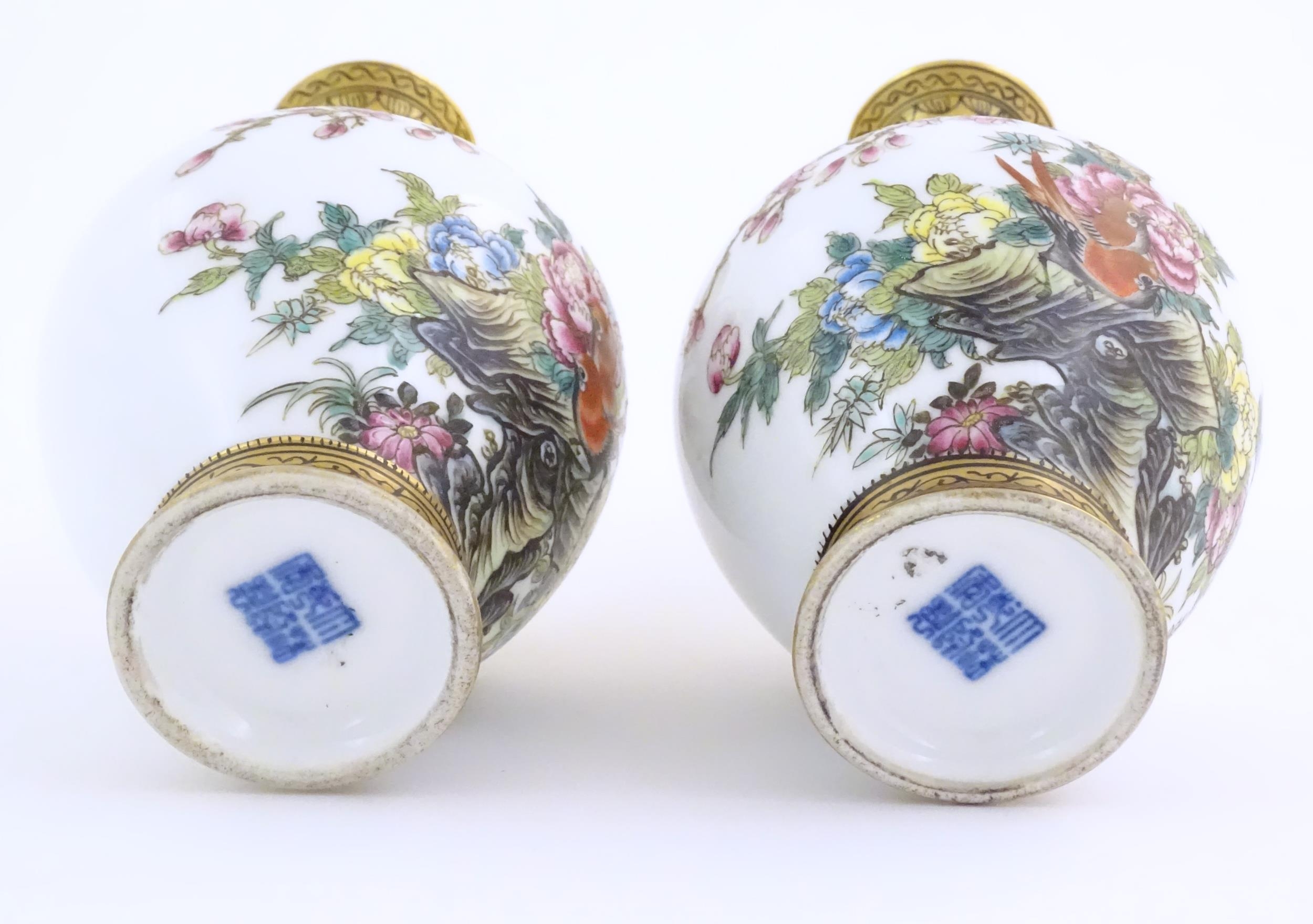 A pair of Chinese vases decorated with birds, flowers and blossom trees, with gilt detail to necks - Bild 4 aus 11