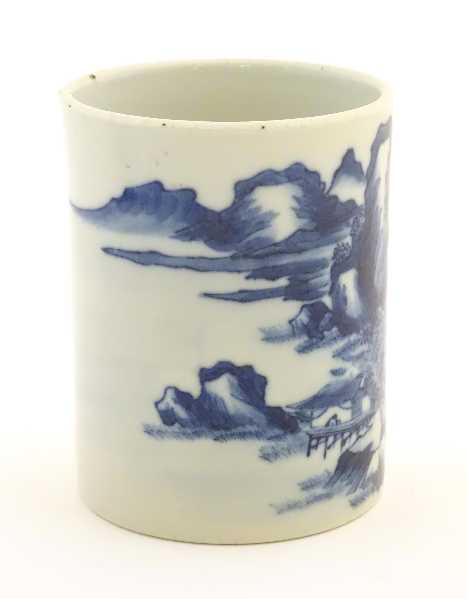 A Chinese blue and white brush pot of cylindrical form decorated with a stylised landscape with - Bild 4 aus 7