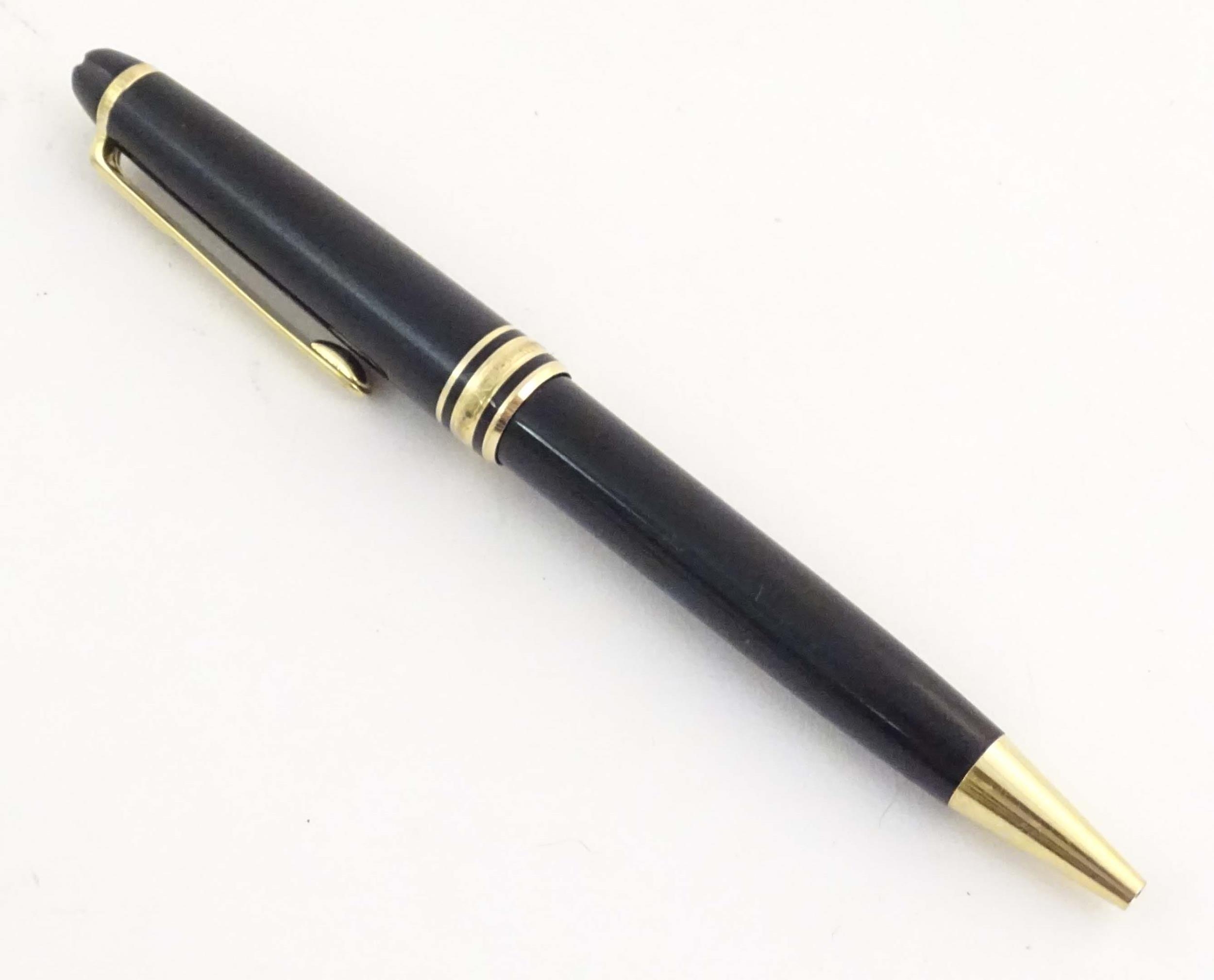 A cased Montblanc 'Meisterstuck' ballpoint pen, in black finish and decorated with gilt banding. - Image 4 of 12