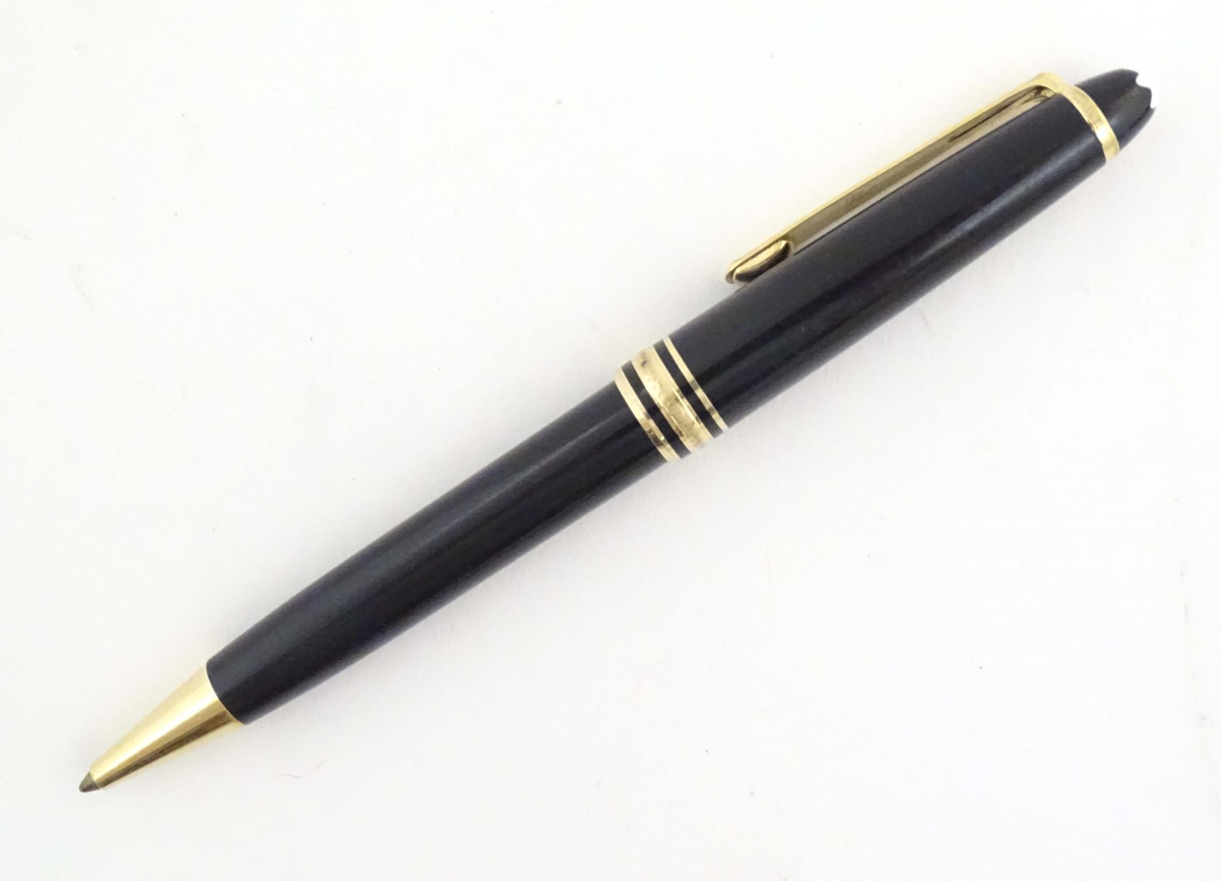 A cased Montblanc 'Meisterstuck' ballpoint pen, in black finish and decorated with gilt banding. - Image 7 of 12