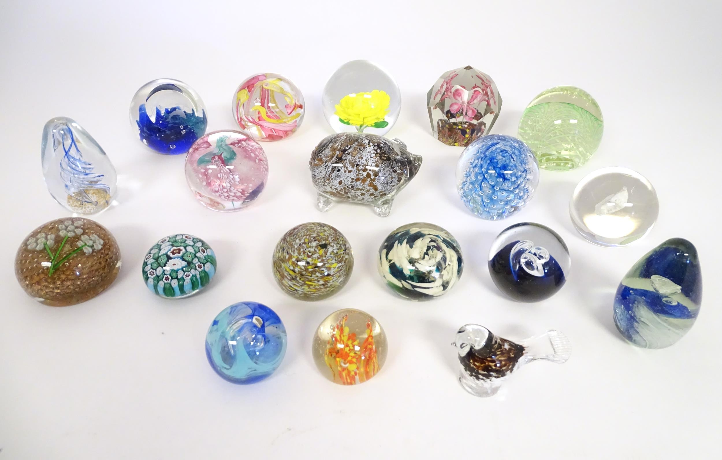 A quantity of assorted glass paperweights, one formed as a pig, another a bird. (19) Please Note - - Image 3 of 10