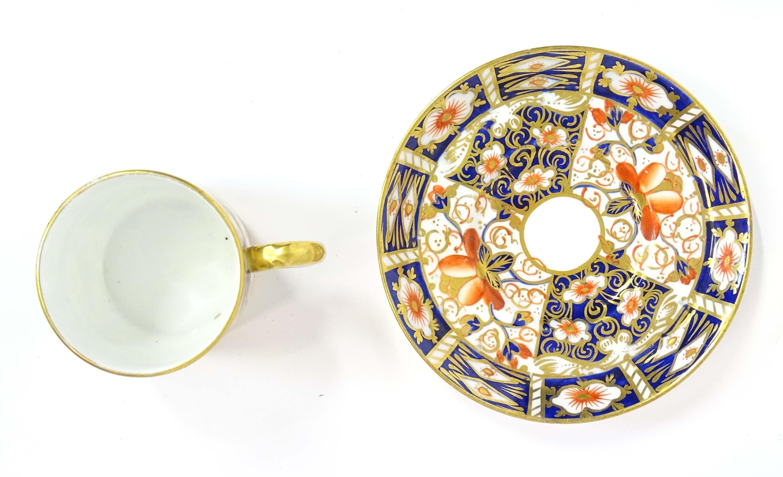 A quantity of Royal Crown Derby coffee cups, saucers, and a sugar bowl decorated in the Imari - Bild 7 aus 10