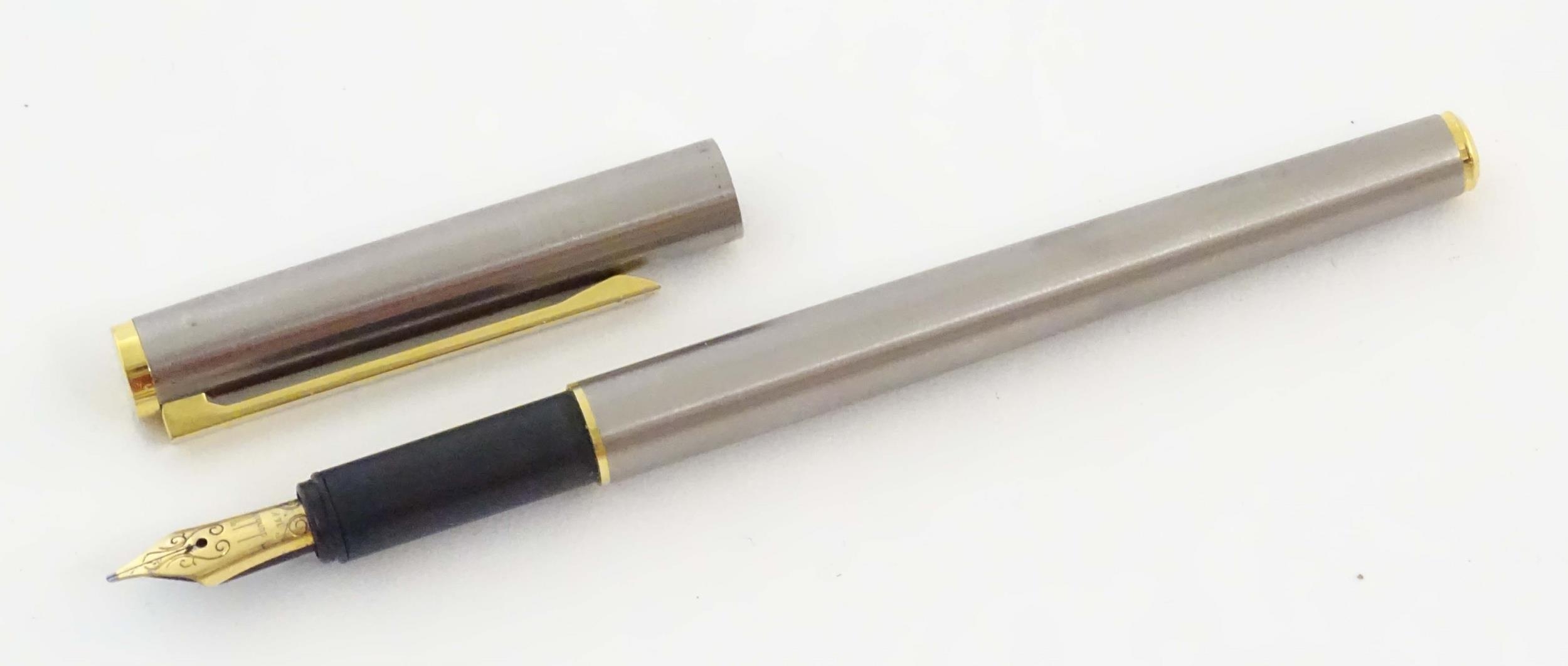 A Dunhill fountain pen, with rolled finish, gilt mounts and 14K gold nib. Approx. 5 1/2" long Please - Image 4 of 9