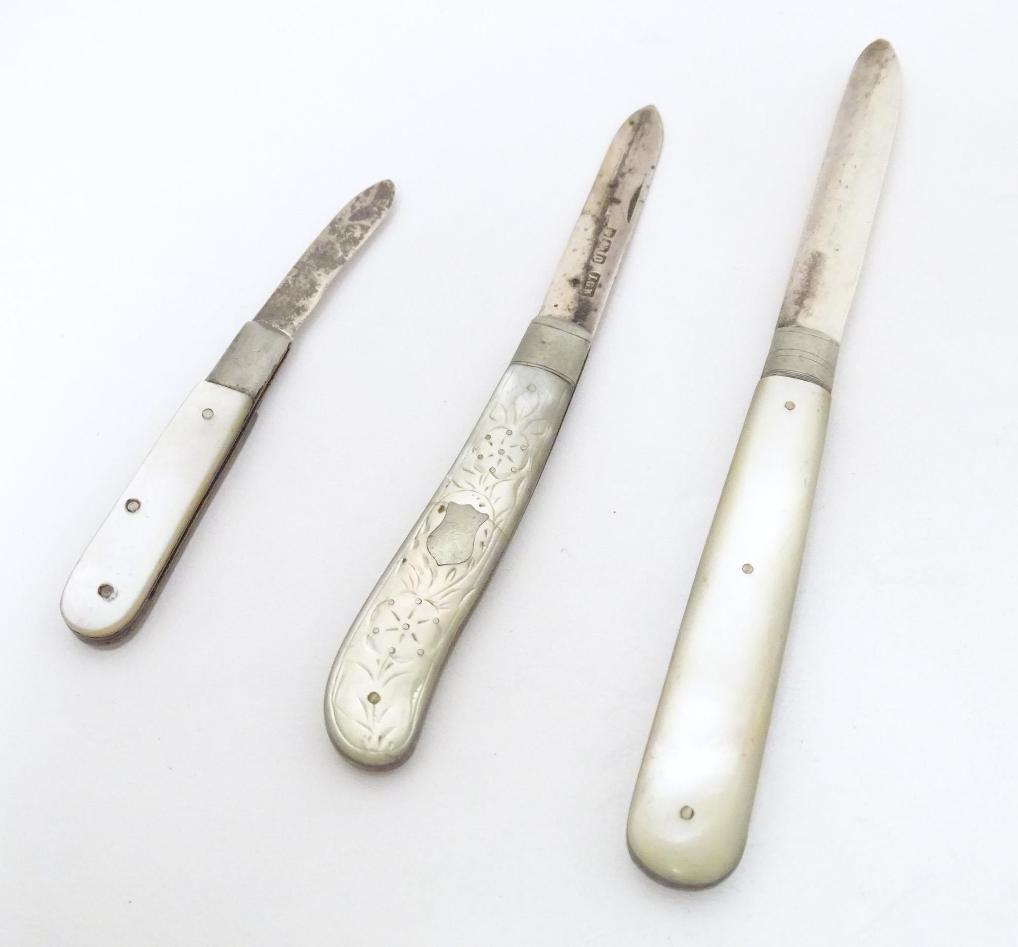 Three various silver folding fruit knives with mother of pearl handles hallmarked Sheffield 1911, - Image 5 of 5