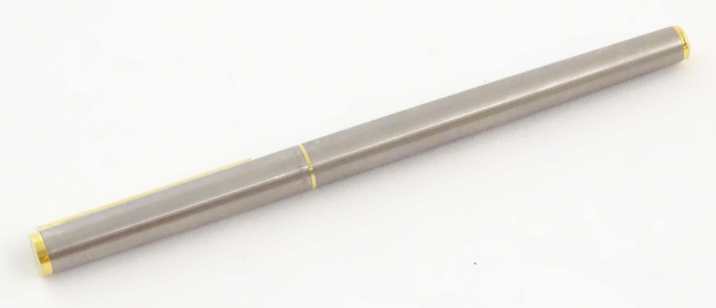 A Dunhill fountain pen, with rolled finish, gilt mounts and 14K gold nib. Approx. 5 1/2" long Please - Image 3 of 9