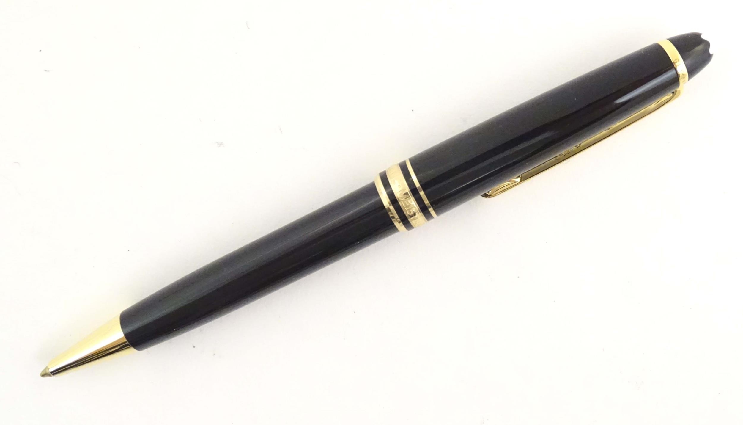 A cased Montblanc 'Meisterstuck' ballpoint pen, in black finish and decorated with gilt banding. - Image 8 of 13