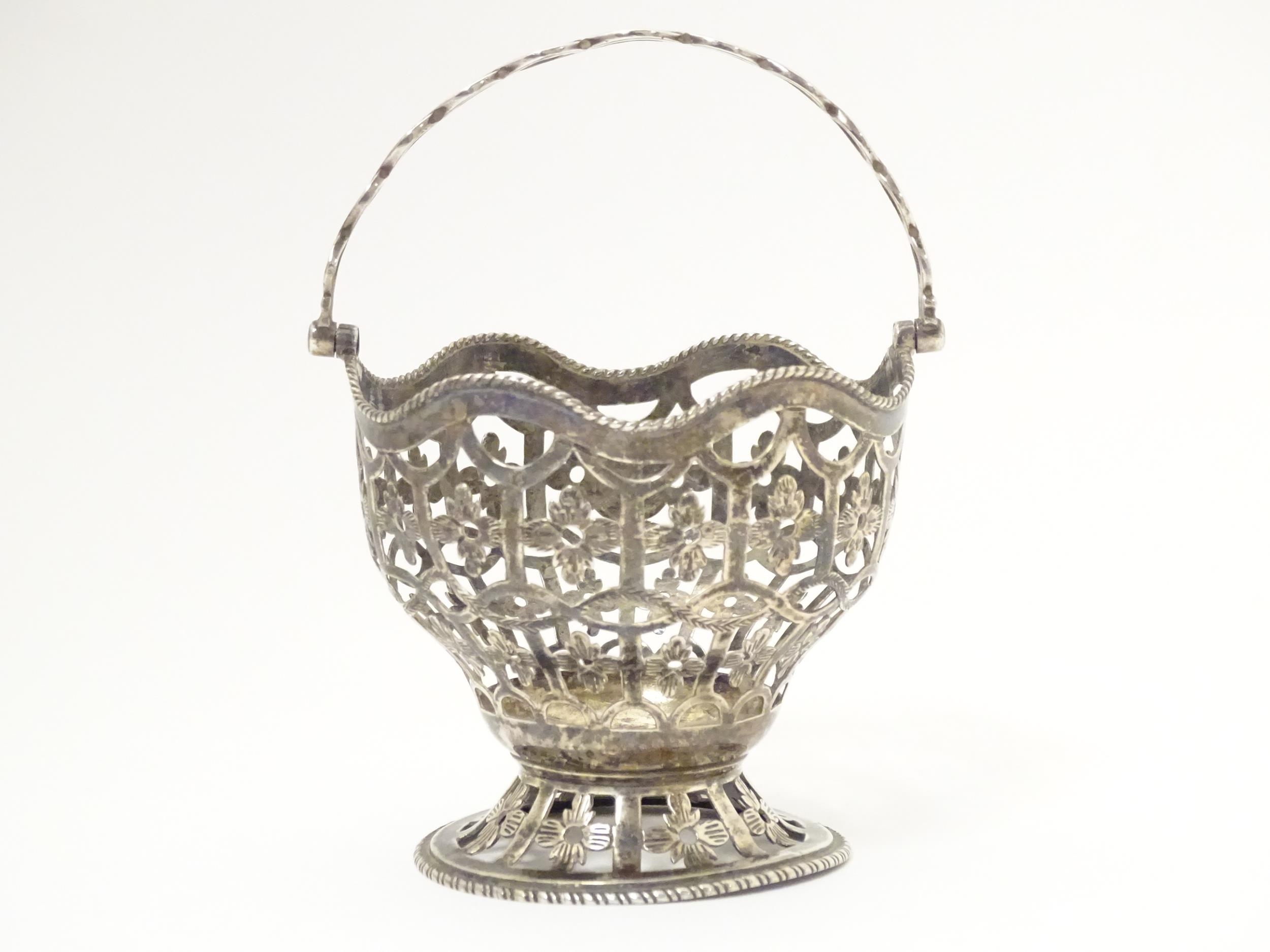 A Geo III silver sugar basket / sucrier hallmarked London 1772. Approx. 3 1/4" wide x 4 1/2" high ( - Image 4 of 6