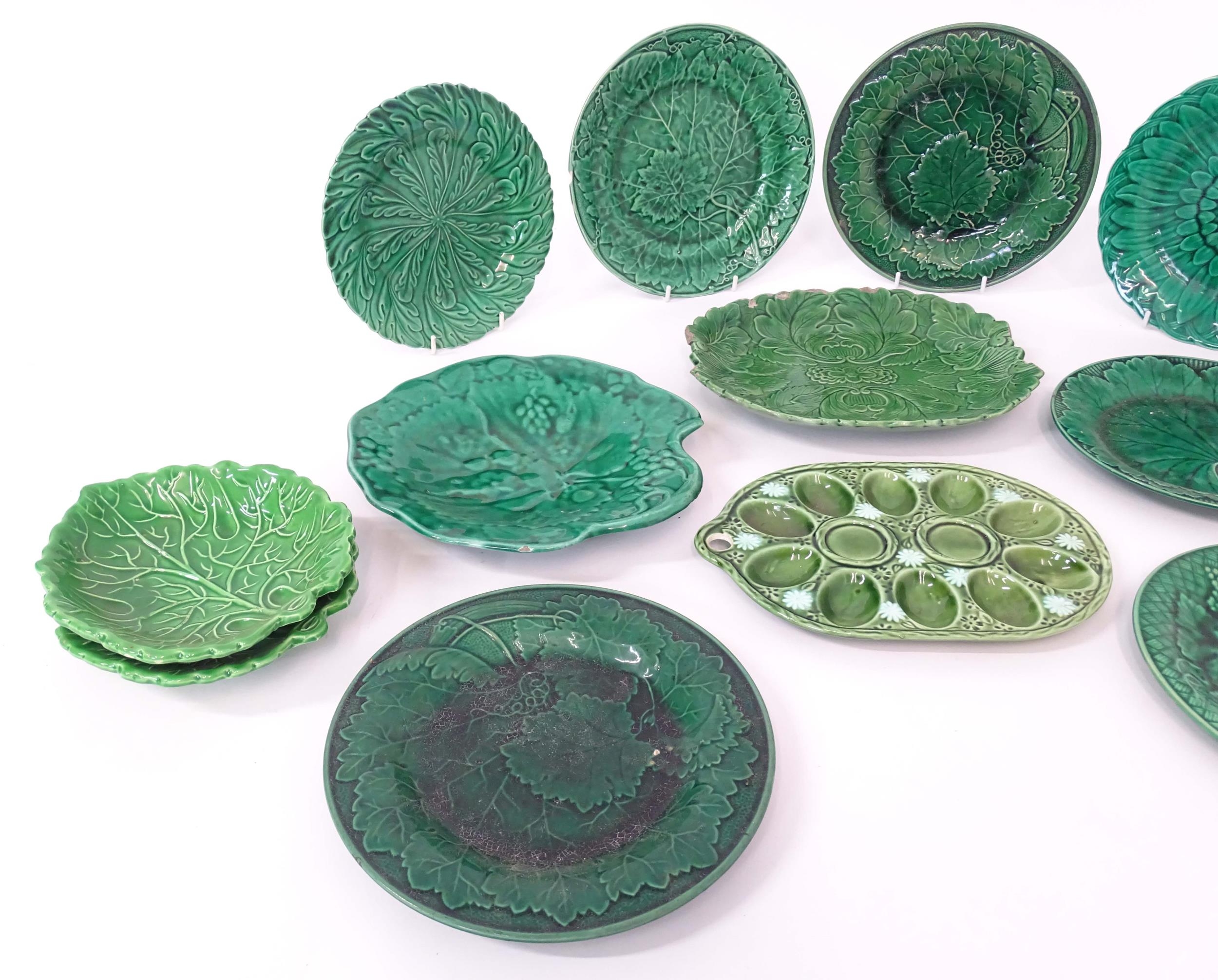 A quantity of assorted majolica leaf plates to include examples by Wedgwood, Davenport, etc. Some - Bild 4 aus 16