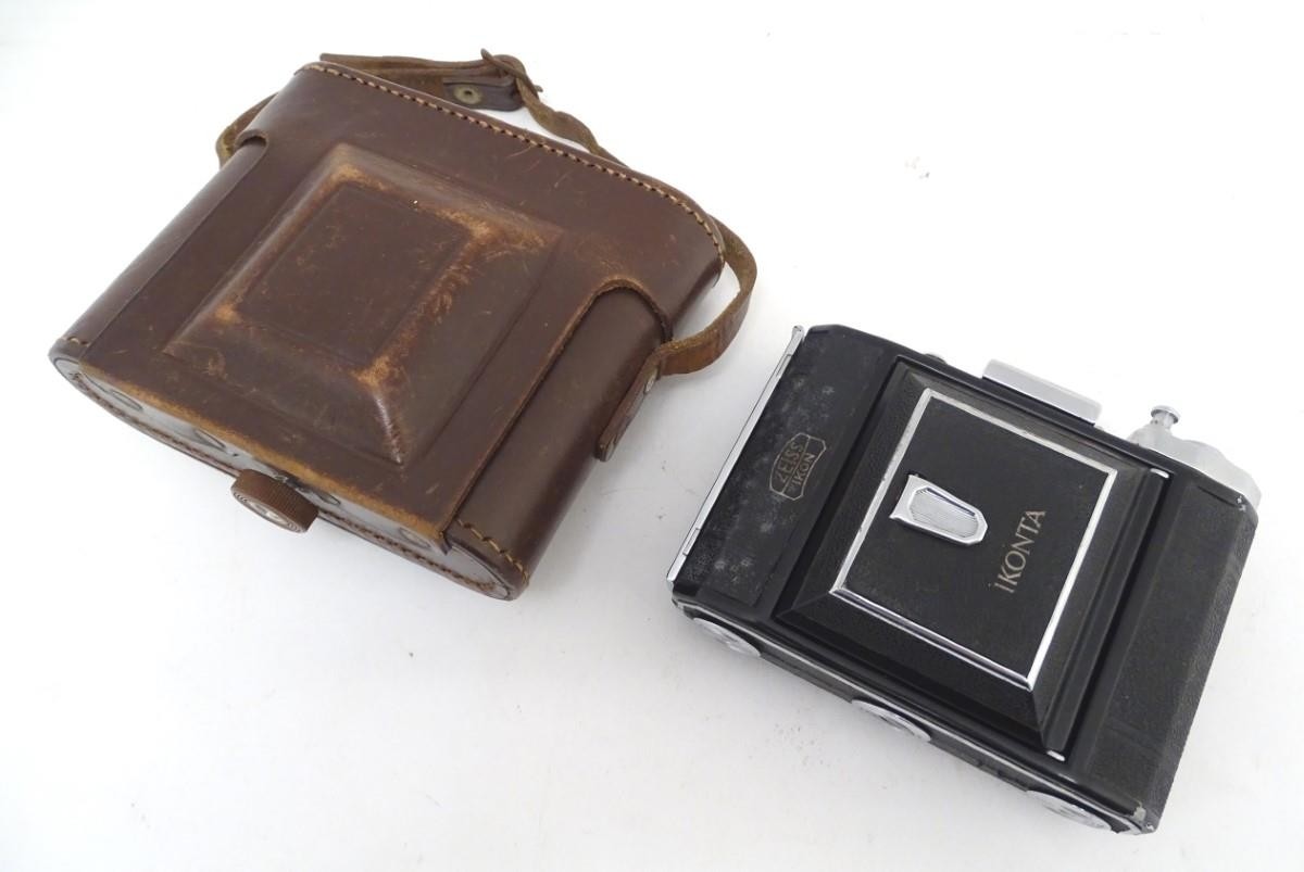 A mid 20thC Zeiss Ikonta 521, 6x4.5mm film camera, in leather case with original box. 5 1/4" wide - Image 5 of 10
