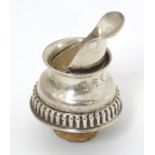 A bottle stopper with silver spout, hallmarked Birmingham 1989, maker Mappin & Webb. Approx. 2 1/